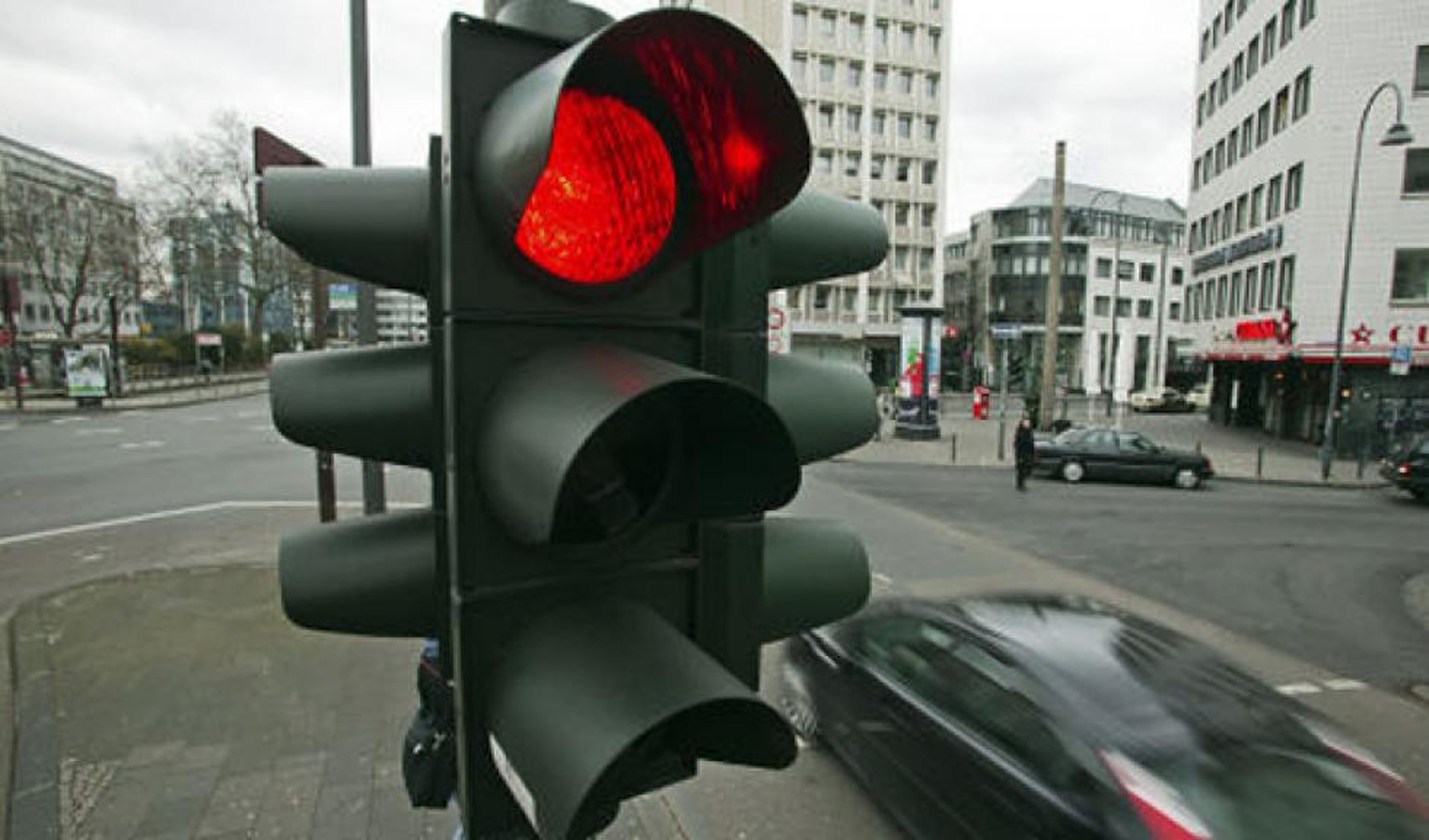¿Cuál es la multa por saltarte un semáforo en rojo?