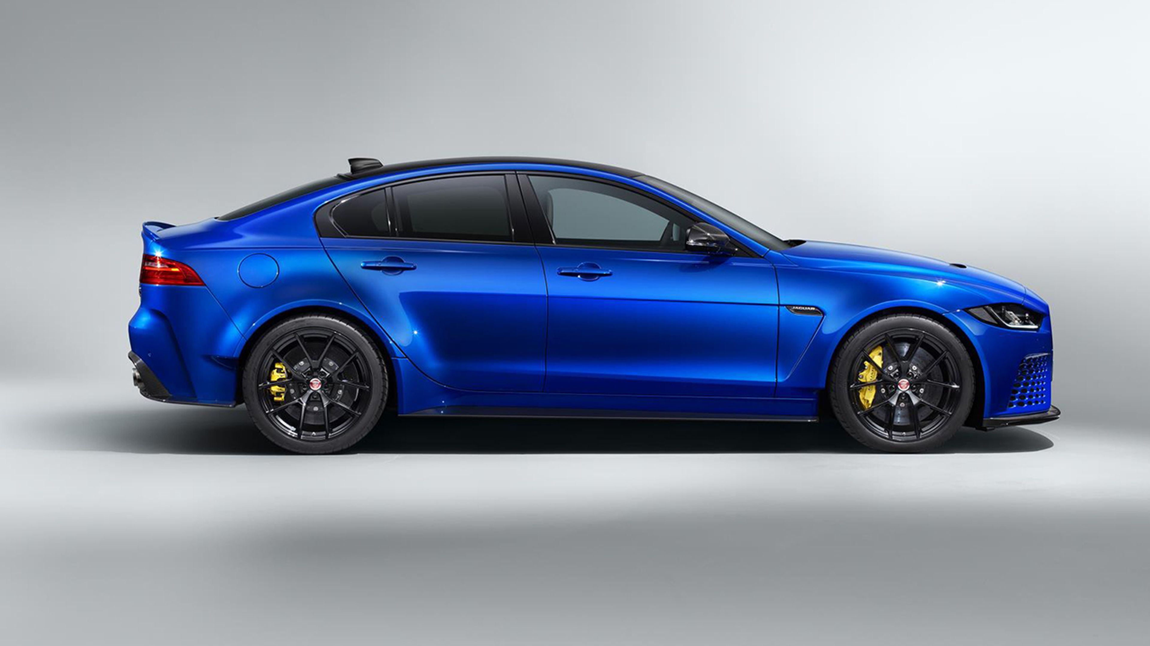 Jaguar XE SV Project 8 Touring lateral