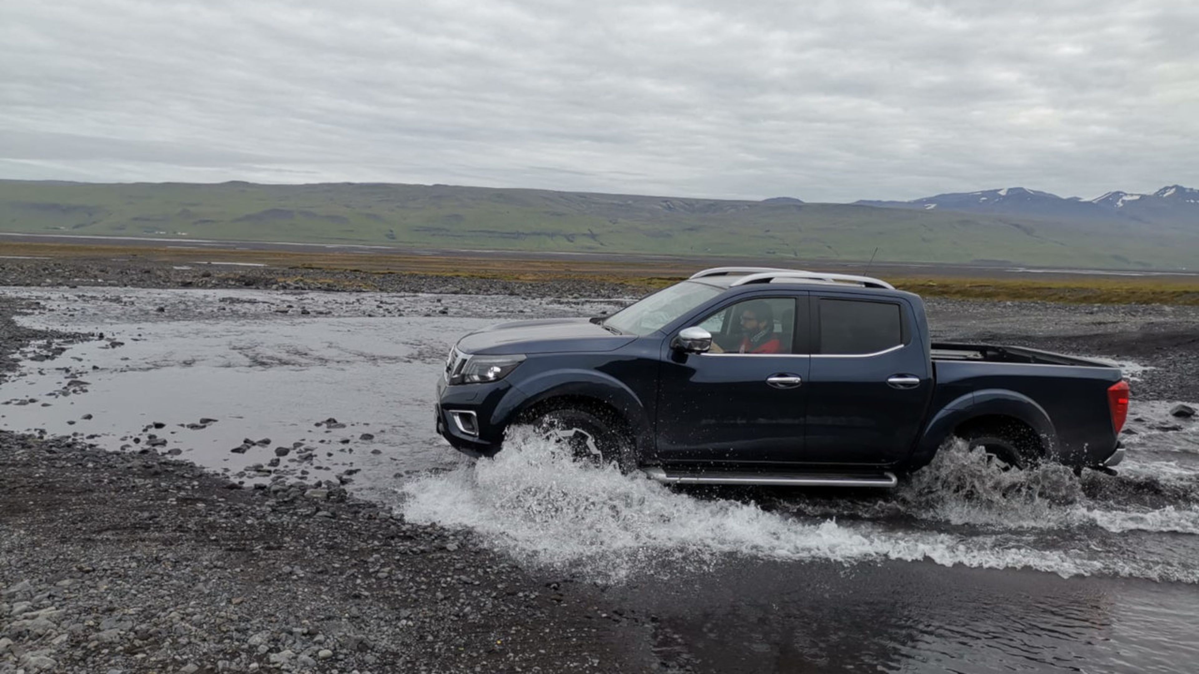 El Nissan Navara 2019 vadeando un río en Islandia.