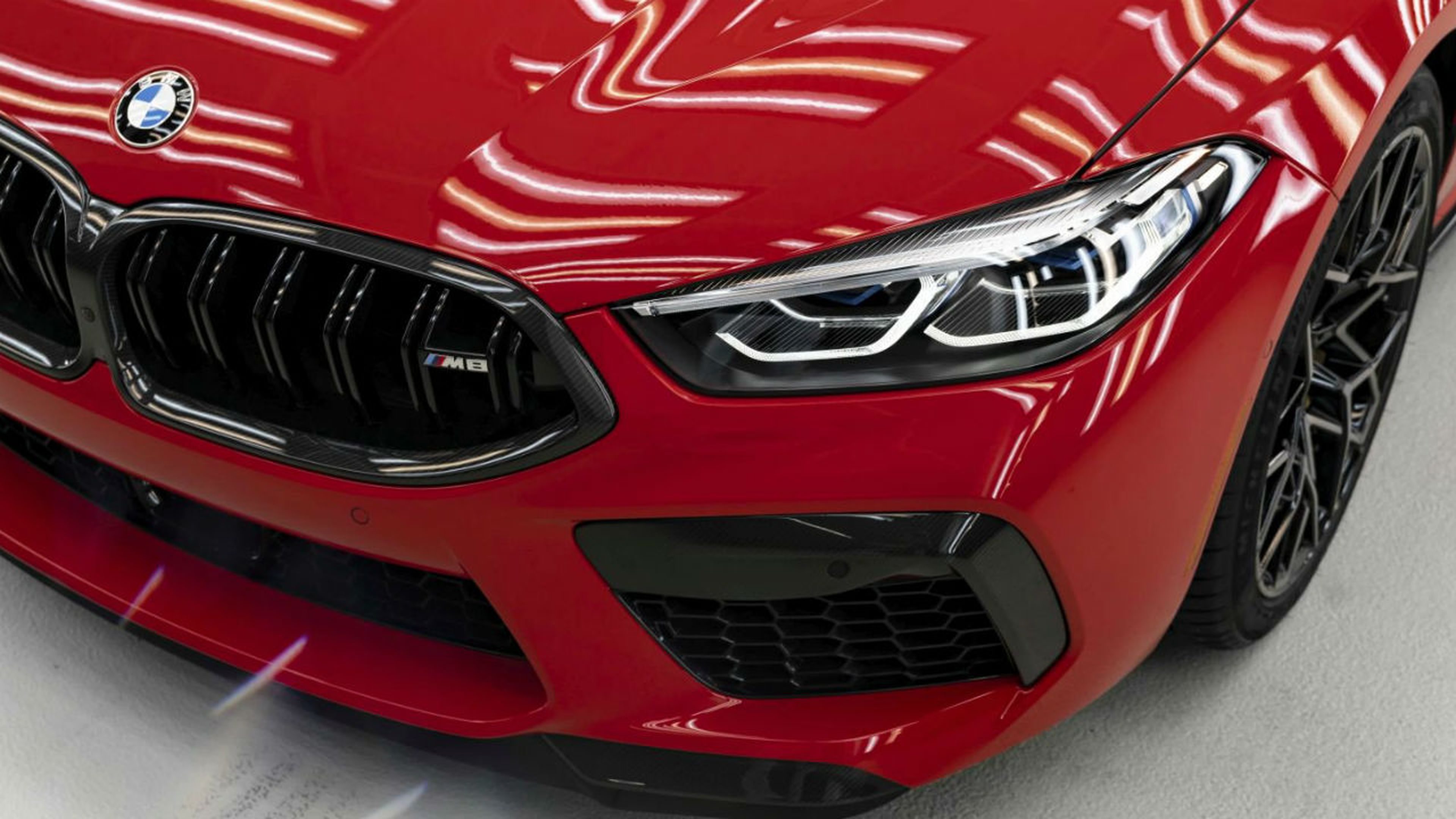 Tan sólo 10 unidades de esta edición del BMW M8 Competition vendrán pintadas en este color rojo.