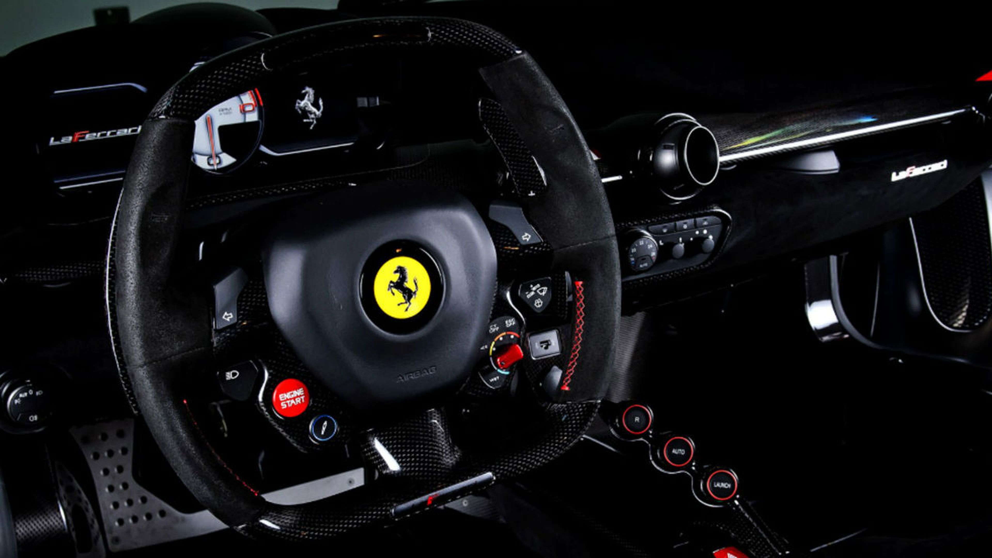 Así es el interior del Ferrari LaFerrari que se vende en Dubai.