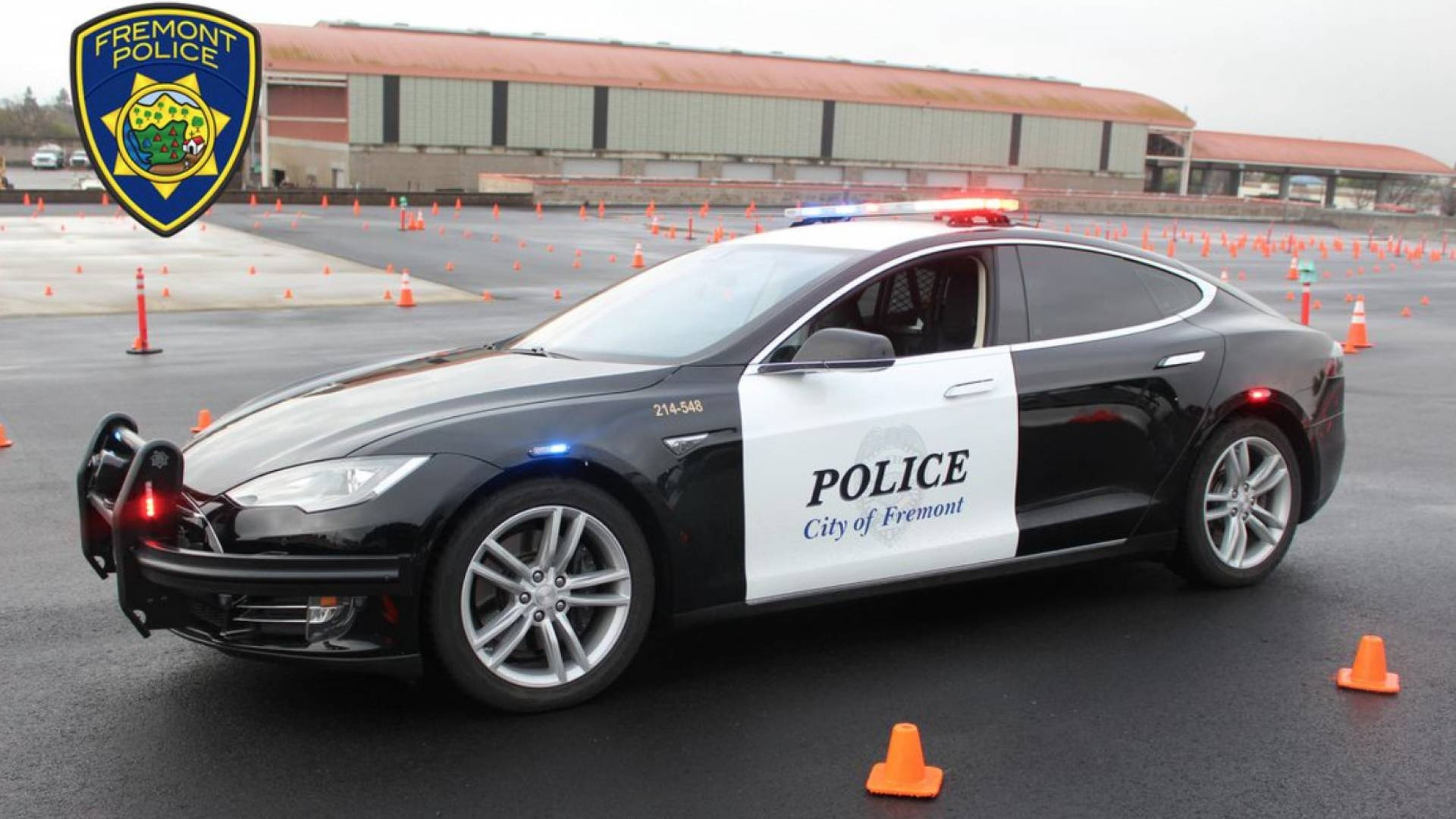 El primer coche policía Tesla se queda sin batería en mitad de una persecución