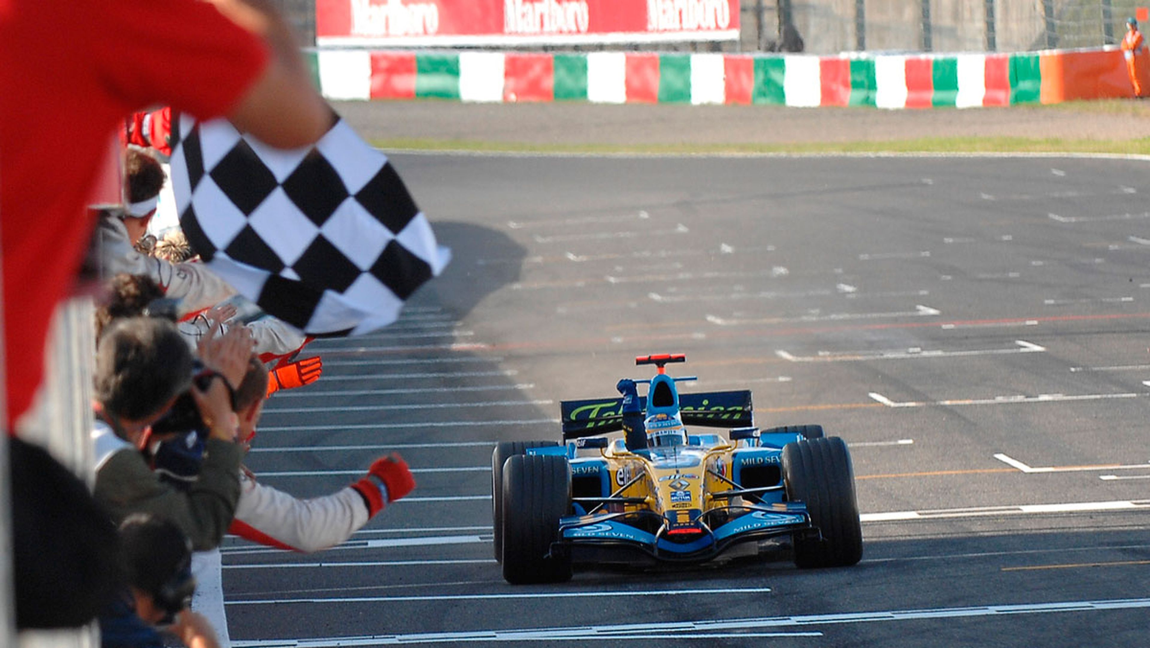 Alonso cruzando la meta en el GP de Japón 2006