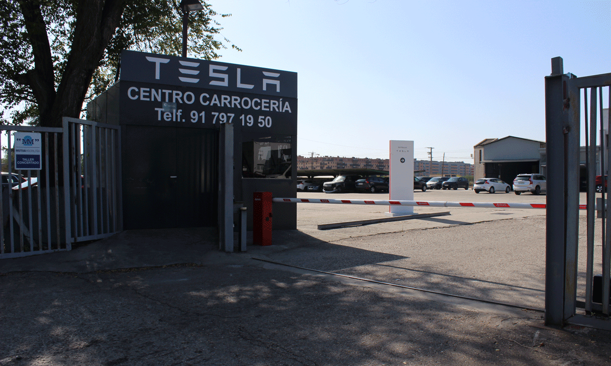 Entrada al centro de entregas de Tesla en Madrid