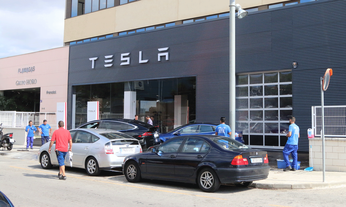 Fachada del centro de Tesla en Barcelona