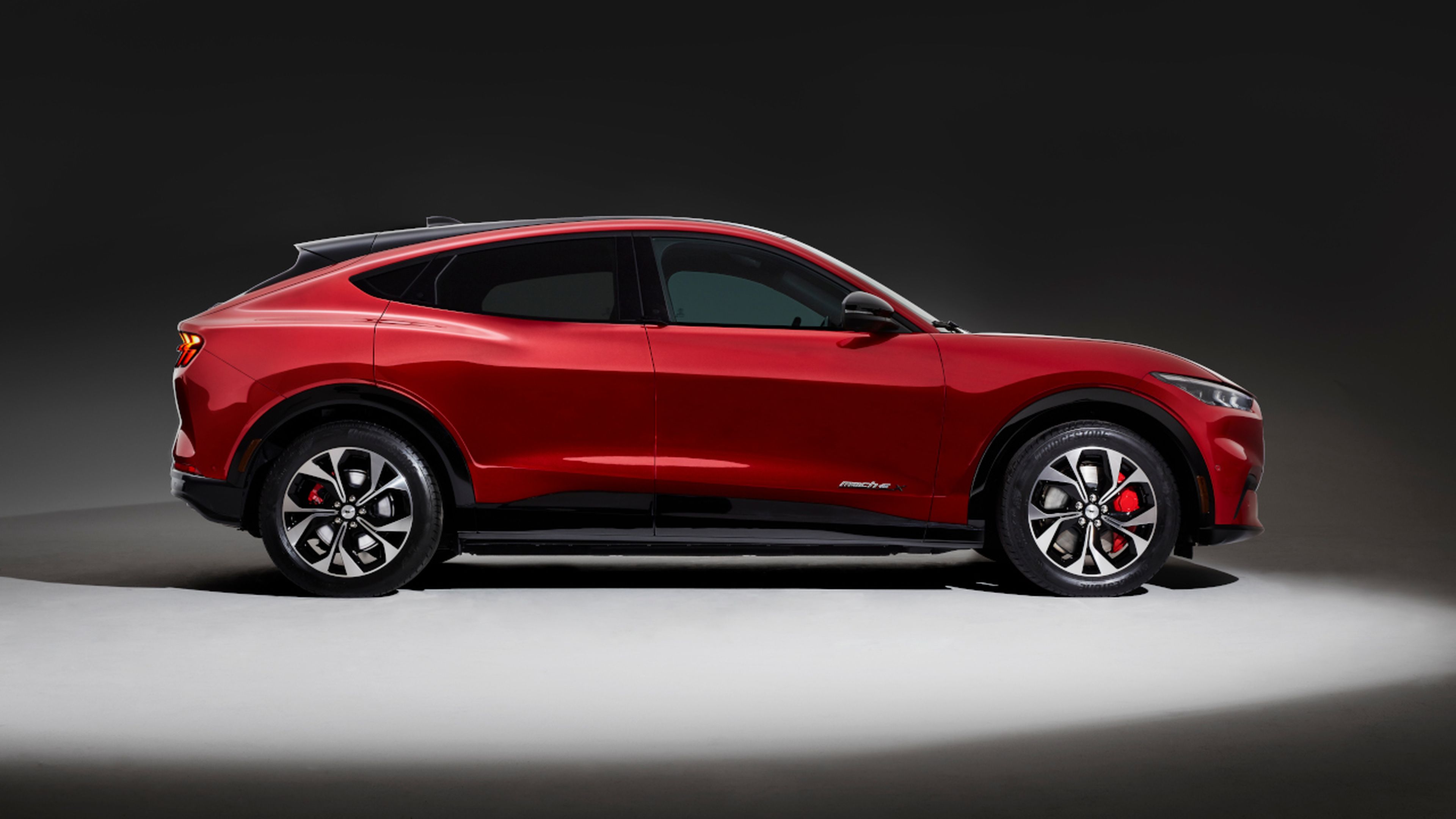 La silueta del Mustang Mach-E presenta una línea coupé para enfatizar la inspiración en el espíritu del icónico Mustang.
