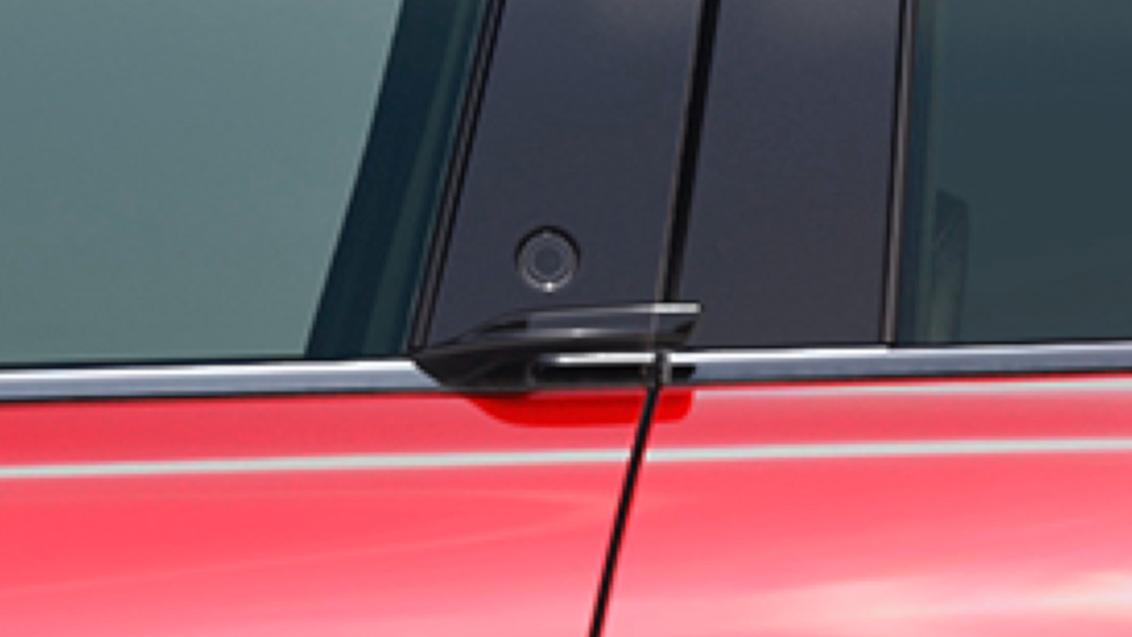 Detalle del pulsador de apertura de la puerta delantera así como el minitirador del Mustang Mach-E.
