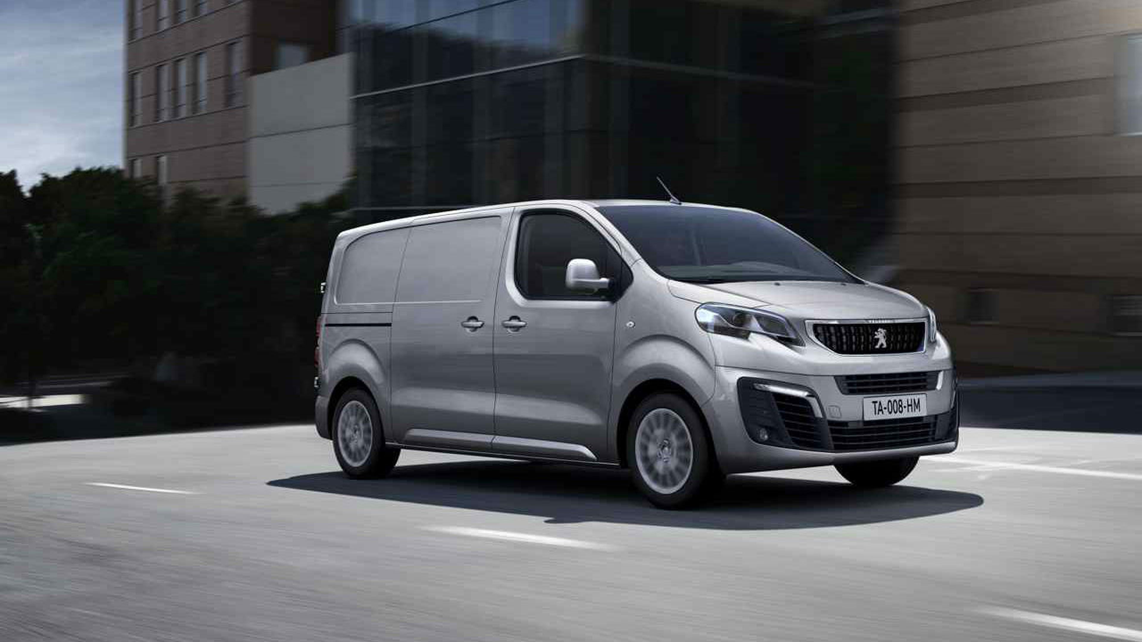 La estética del Peugeot Expert es prácticamente idéntica a la de la versión eléctrica.