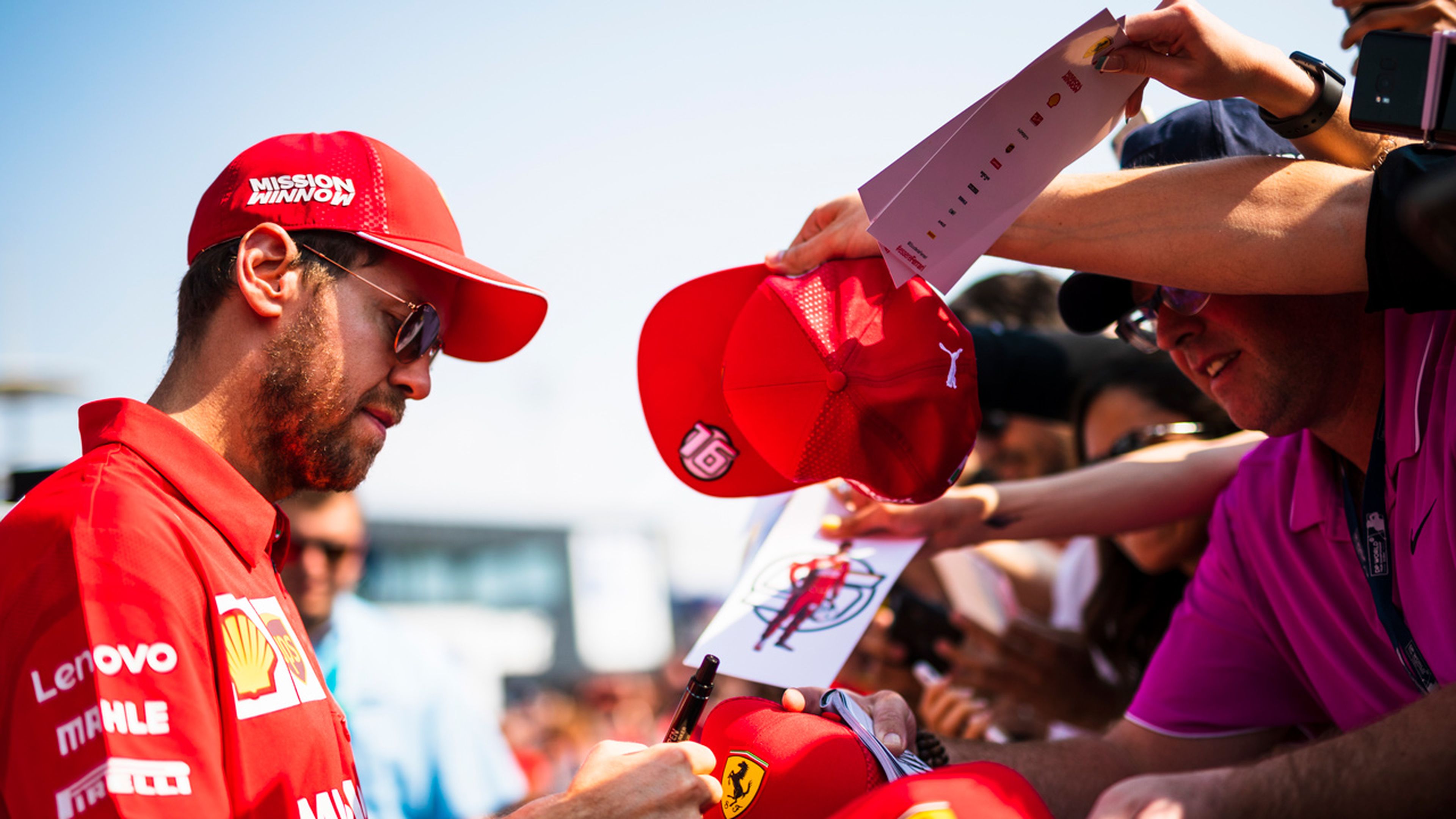 Sebastian Vettel firmando autógrafos