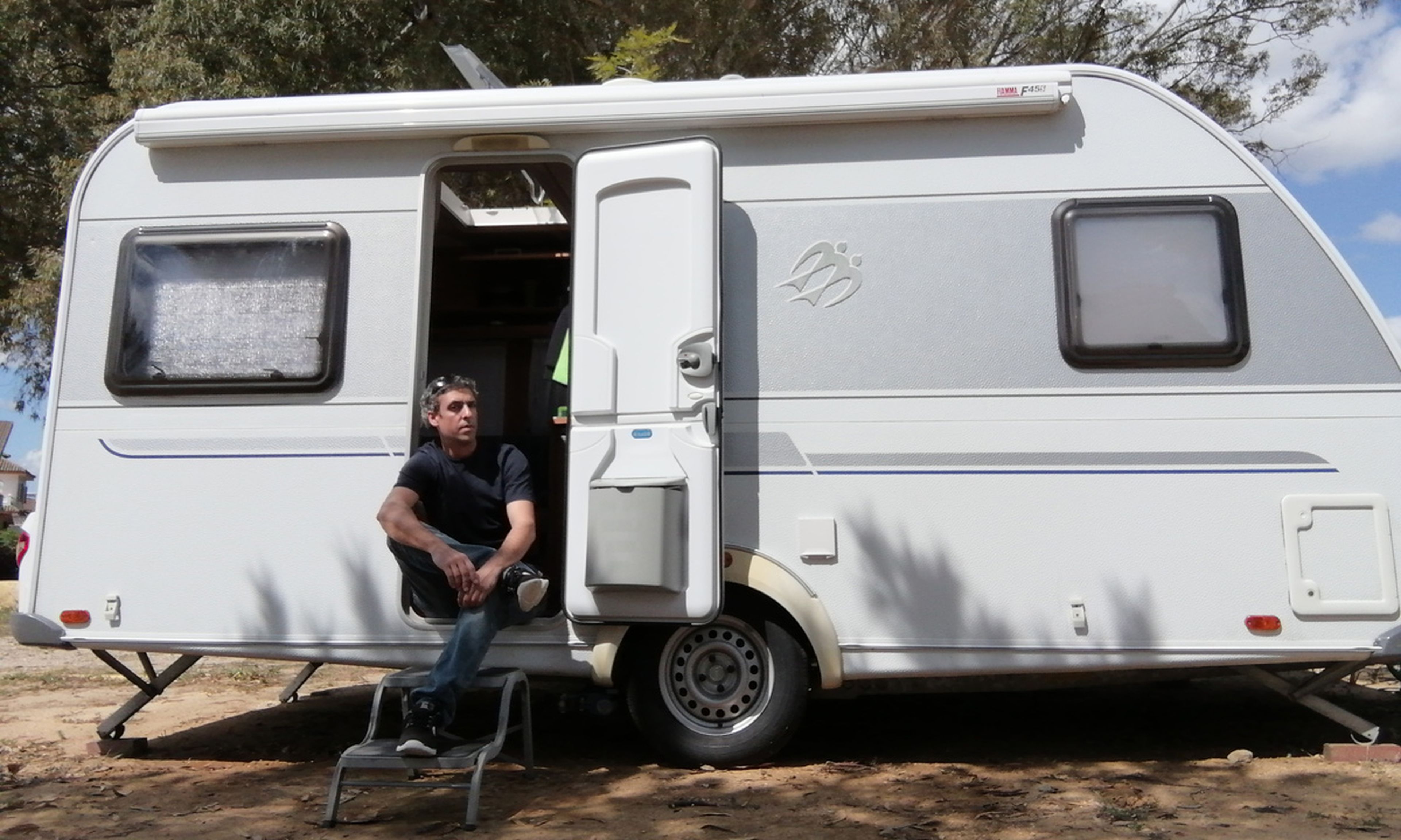 Mauro lleva 18 meses viviendo solo en su caravana por elección propia.
