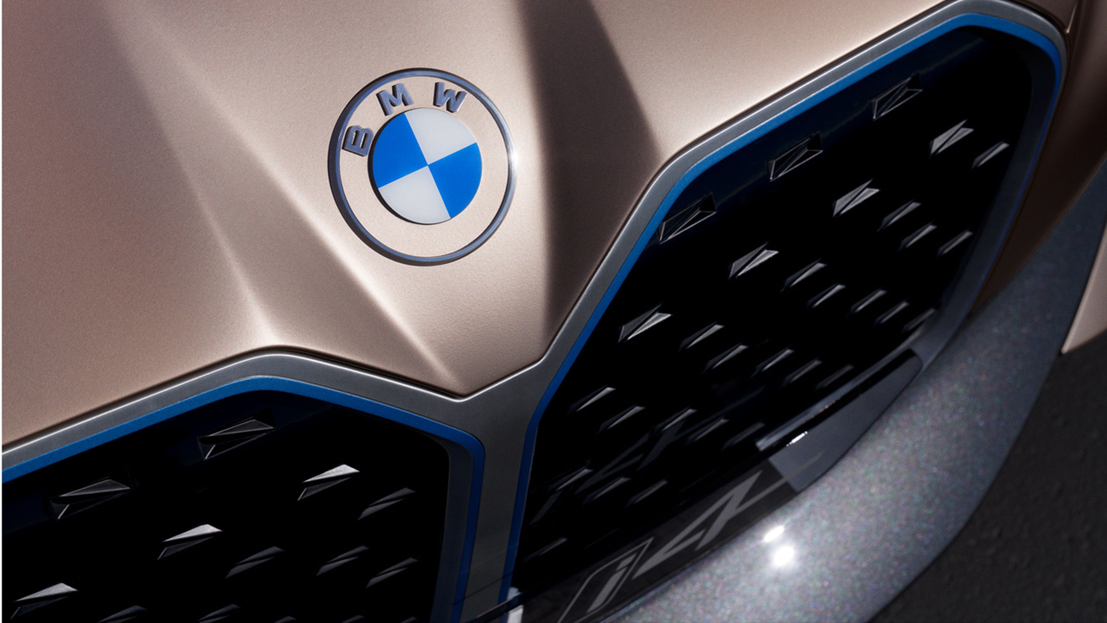 El logo de BMW en el Concept i4