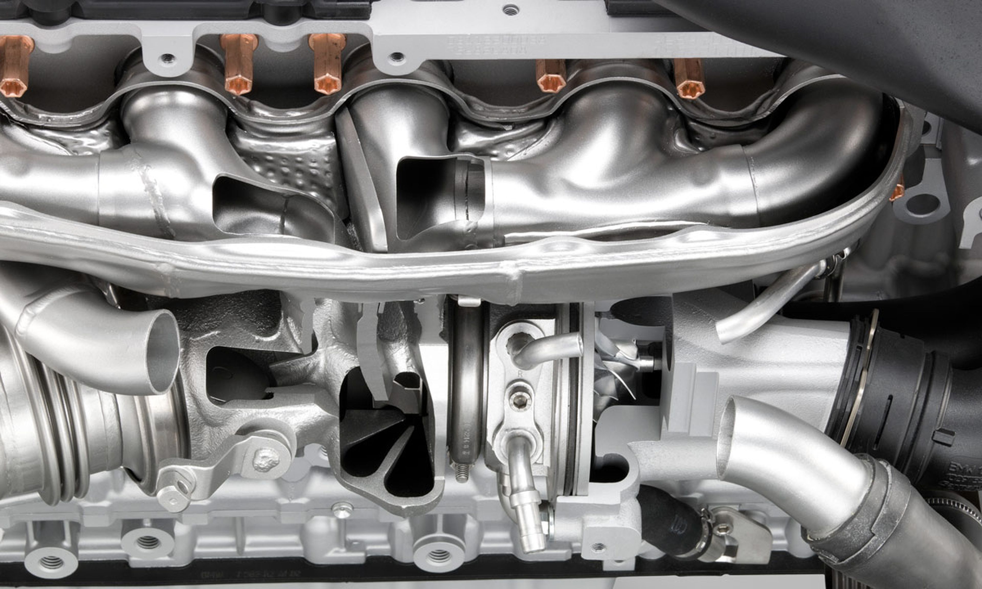 El doble turbo es eficaz, pero en la arquitectura de los motores de BMW, demasiado complejo de fabricar