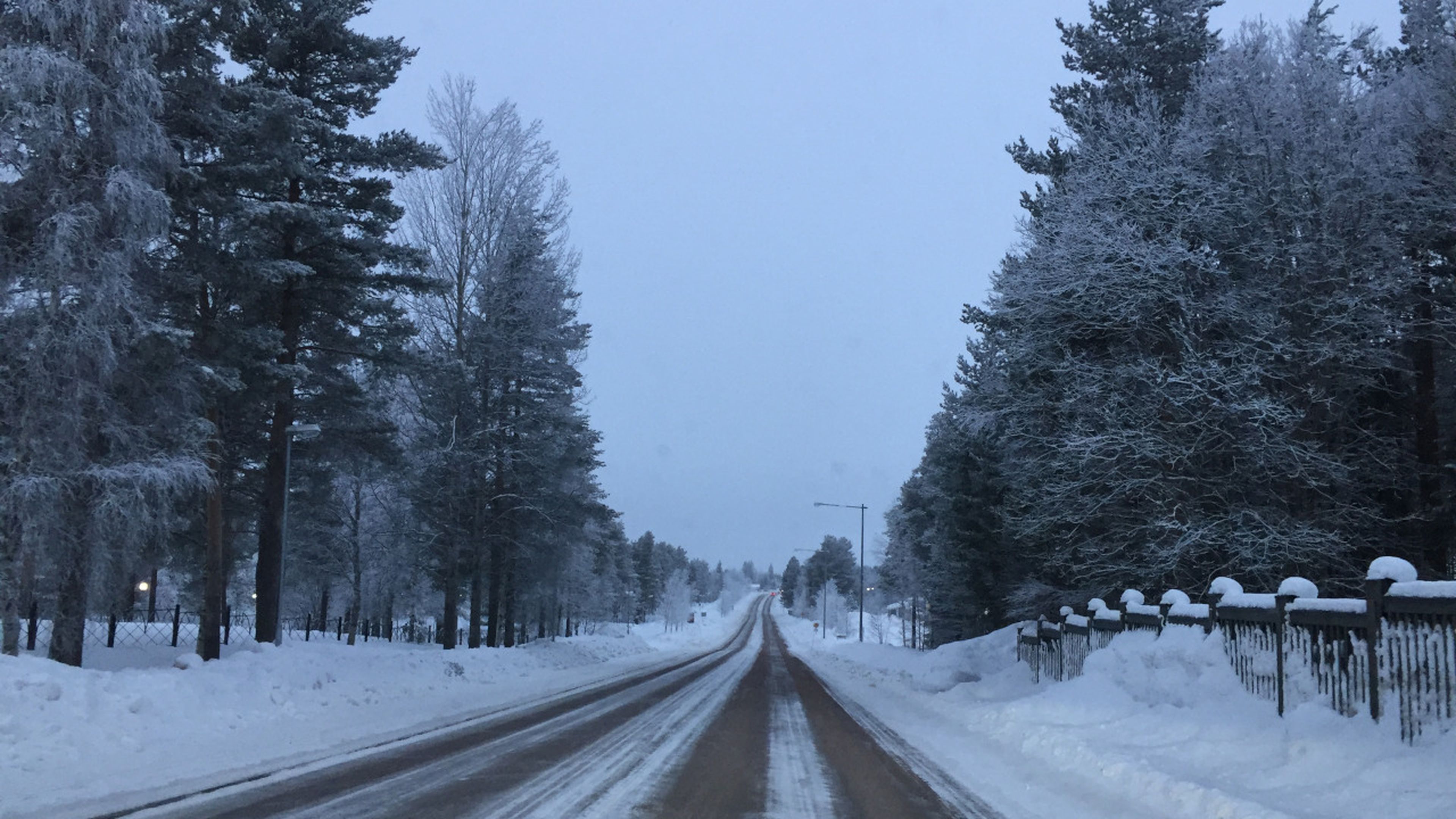 Carretera helada en Arvidsjaur, Suecia.