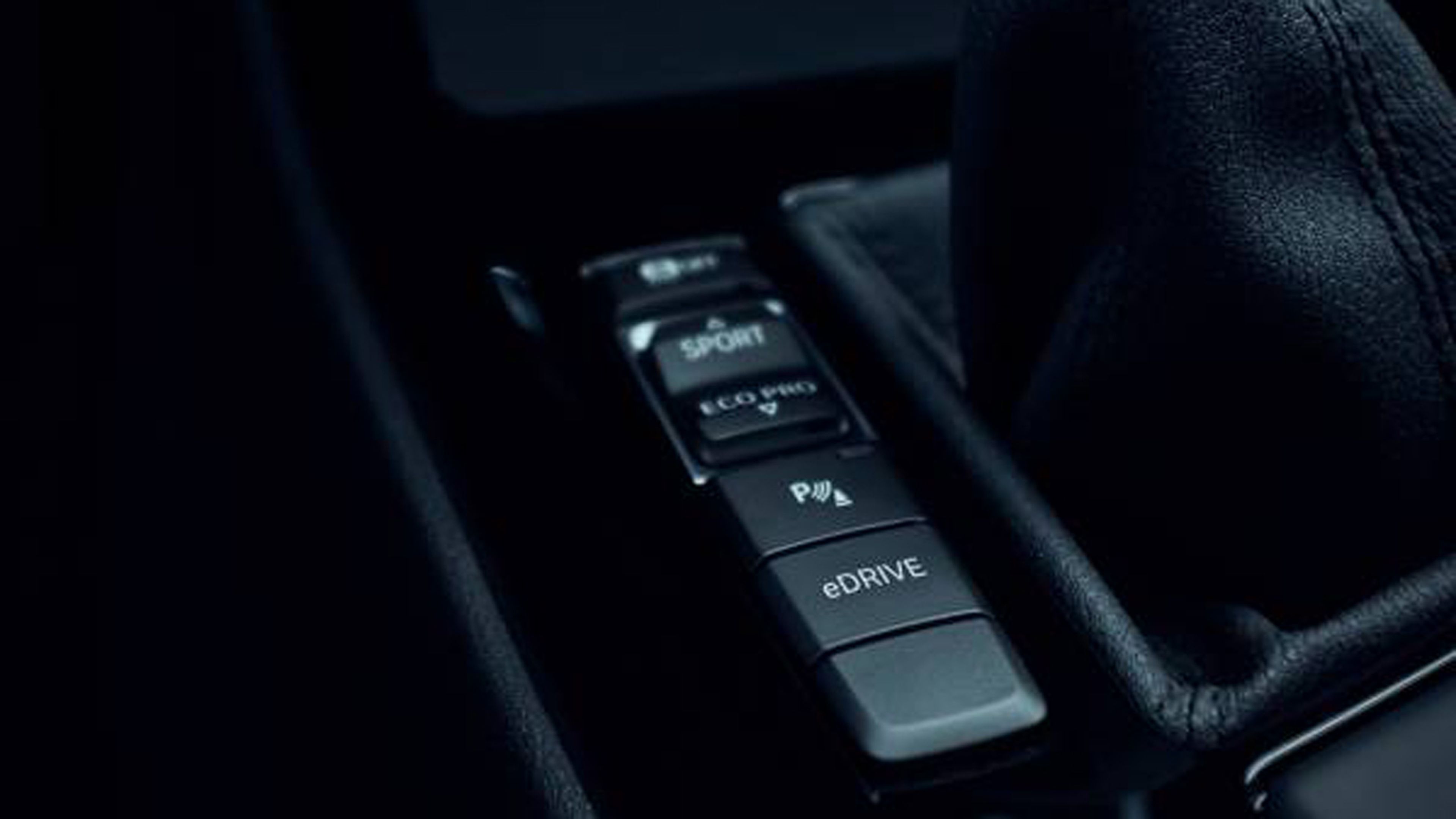 El botón eDrive es compatible con los modos clásicos de BMW. Foto: BMW