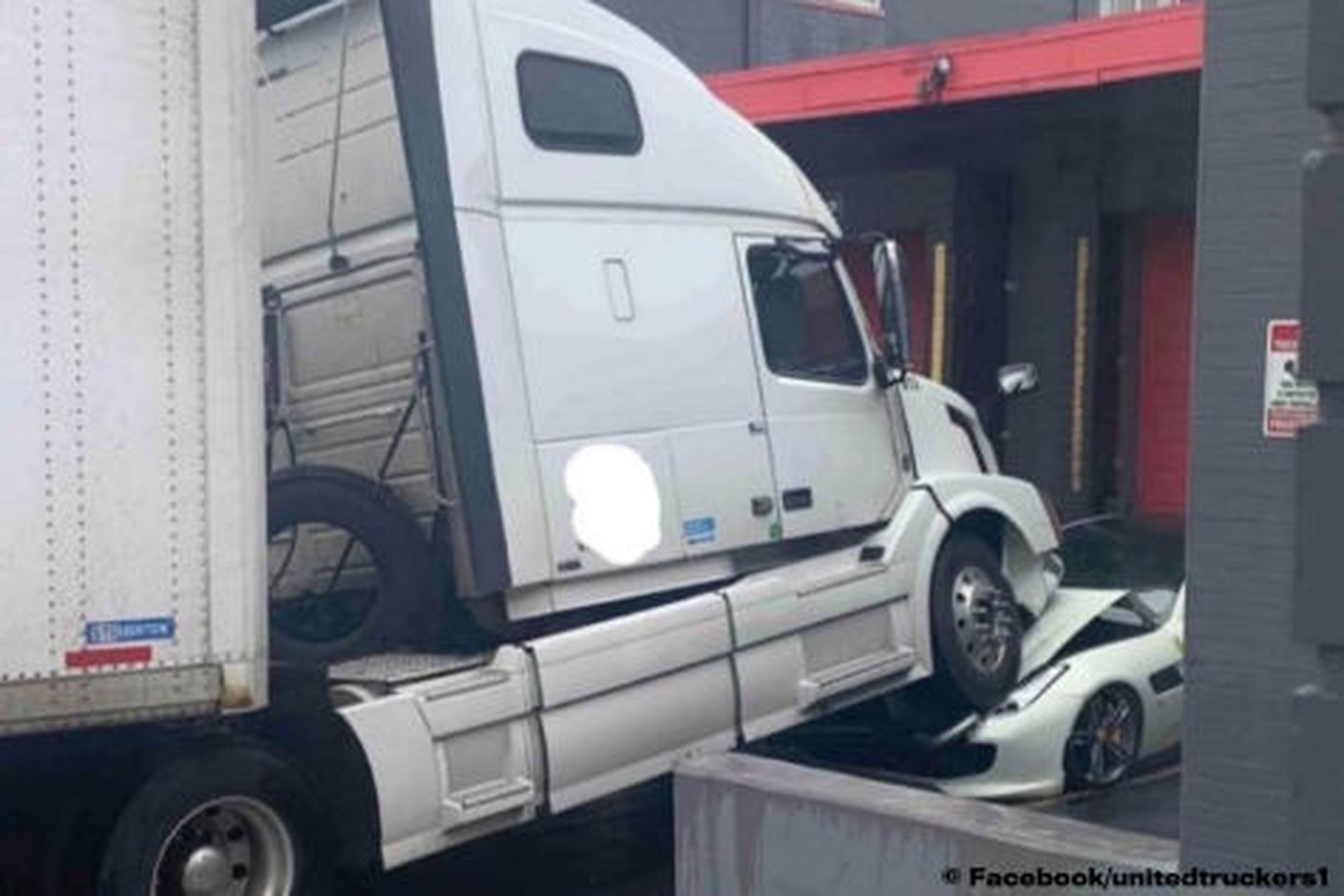 Un camionero enfurecido aplasta el Ferrari GTC4 Lusso de su jefe
