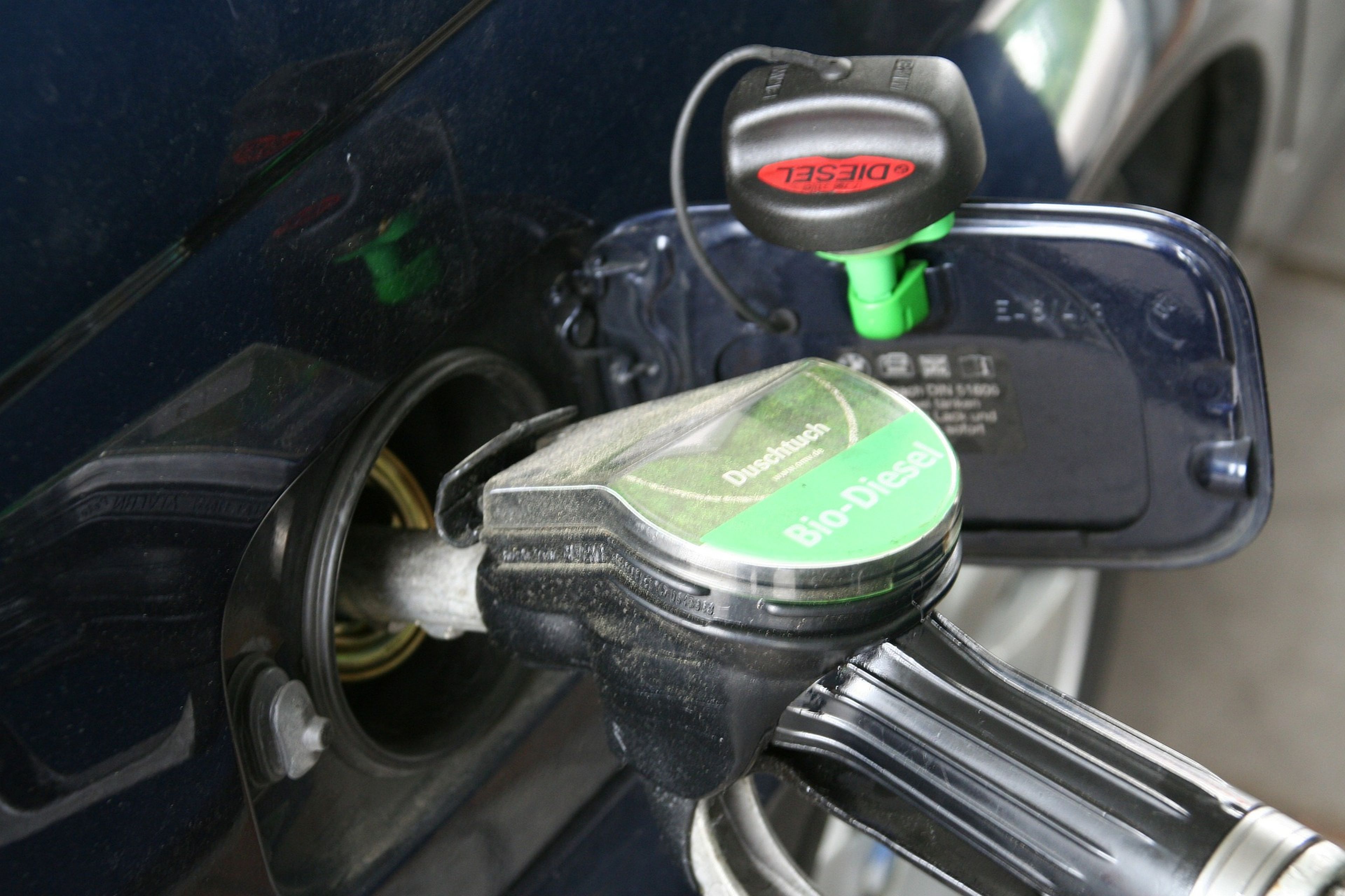 El desplome del petróleo deja el litro de diésel por debajo del euro en la mitad de gasolineras del país