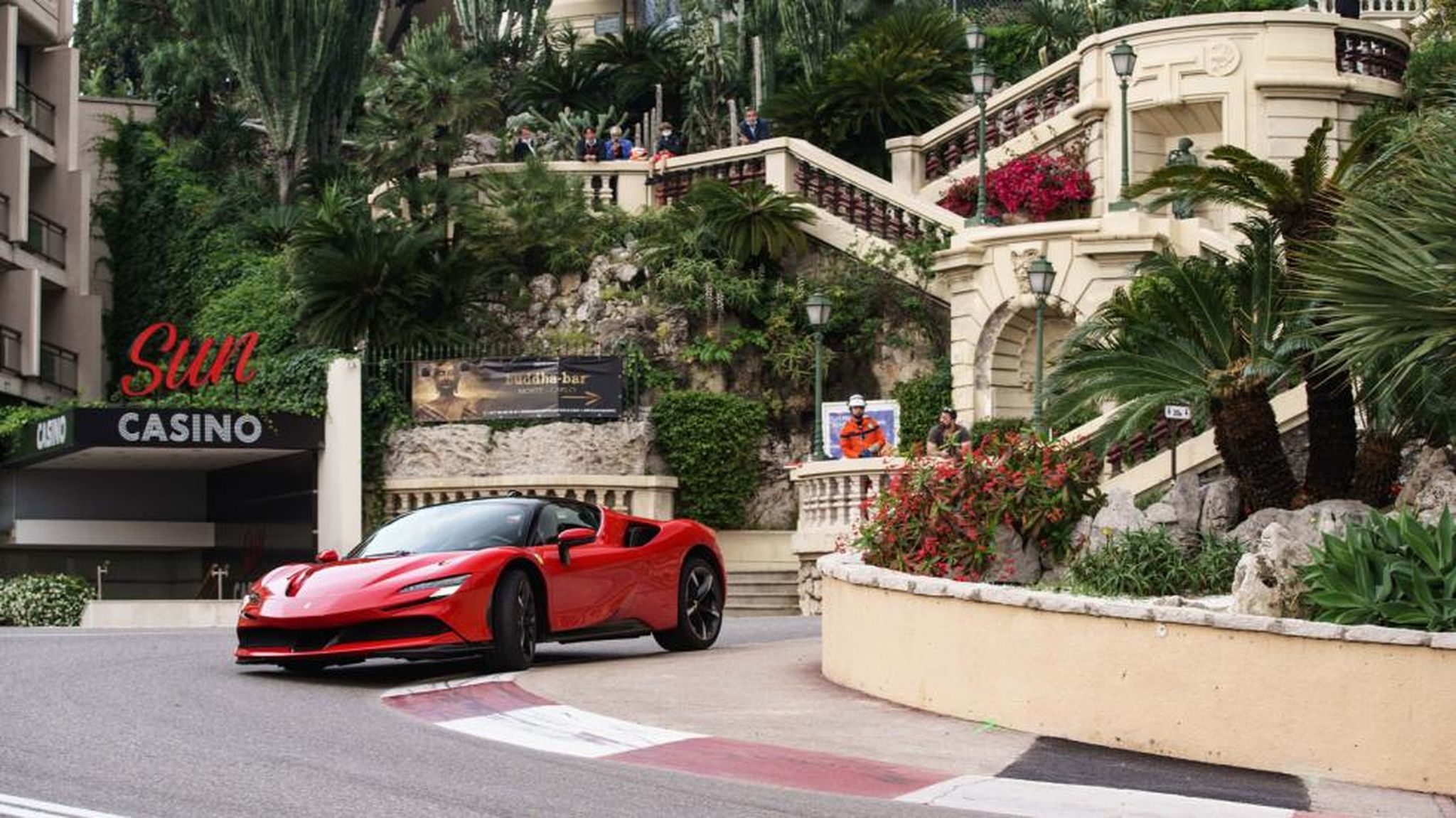 Galería: Leclerc, un Ferrari SF90 y Mónaco