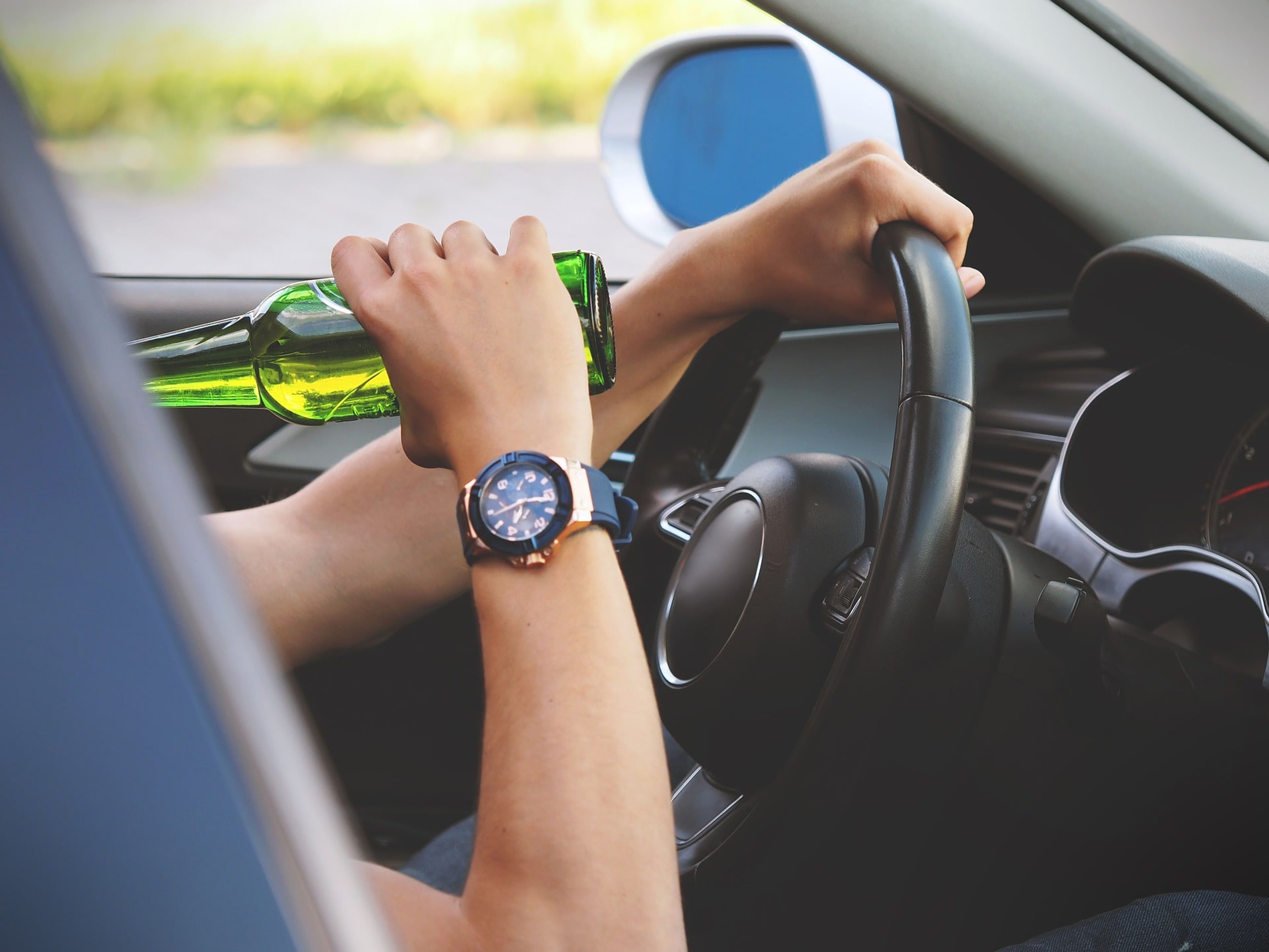 7 gestos que haces en verano al volante y suponen multas entre 80 y 200 euros