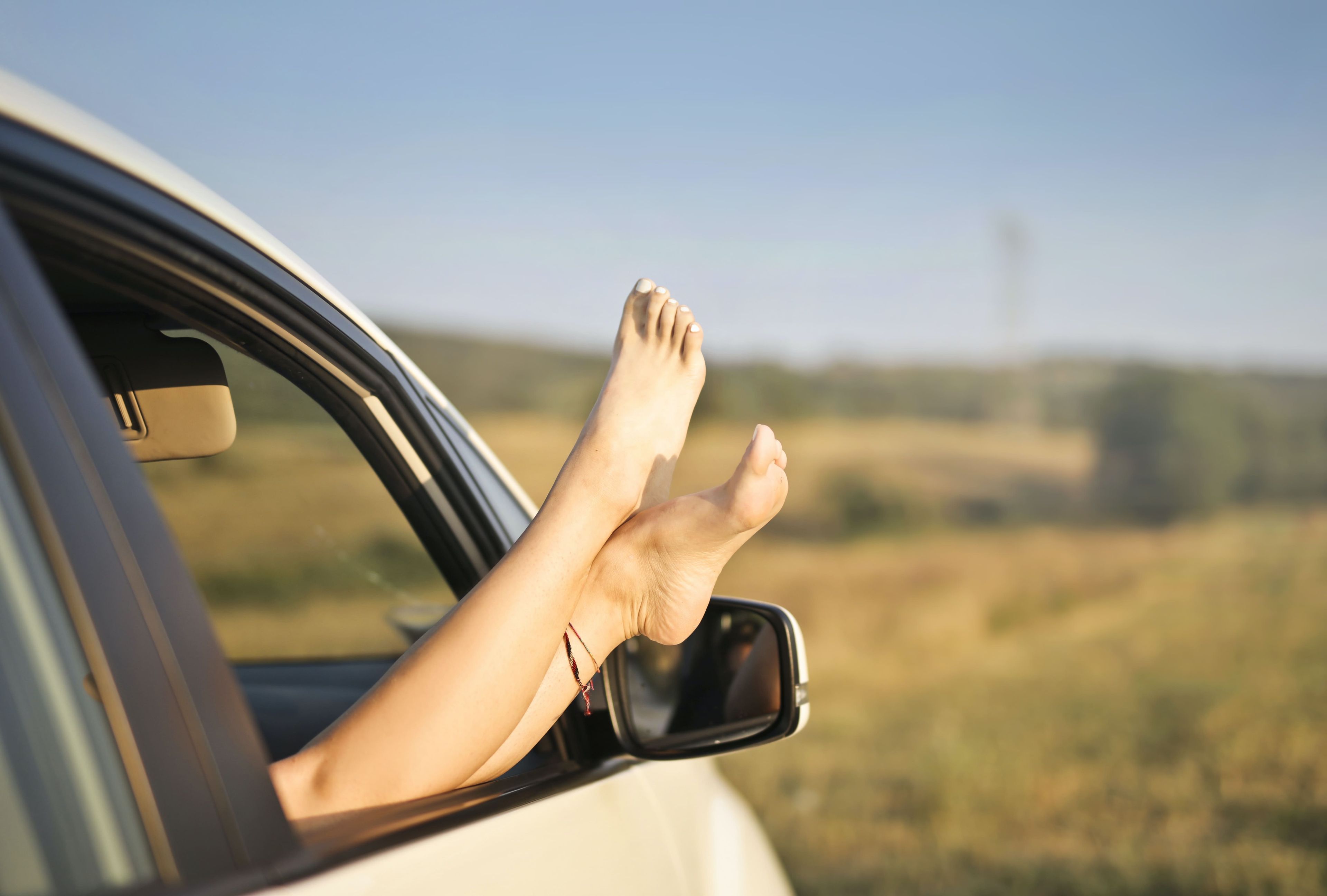 7 gestos que haces en verano al volante y suponen multas entre 80 y 200 euros