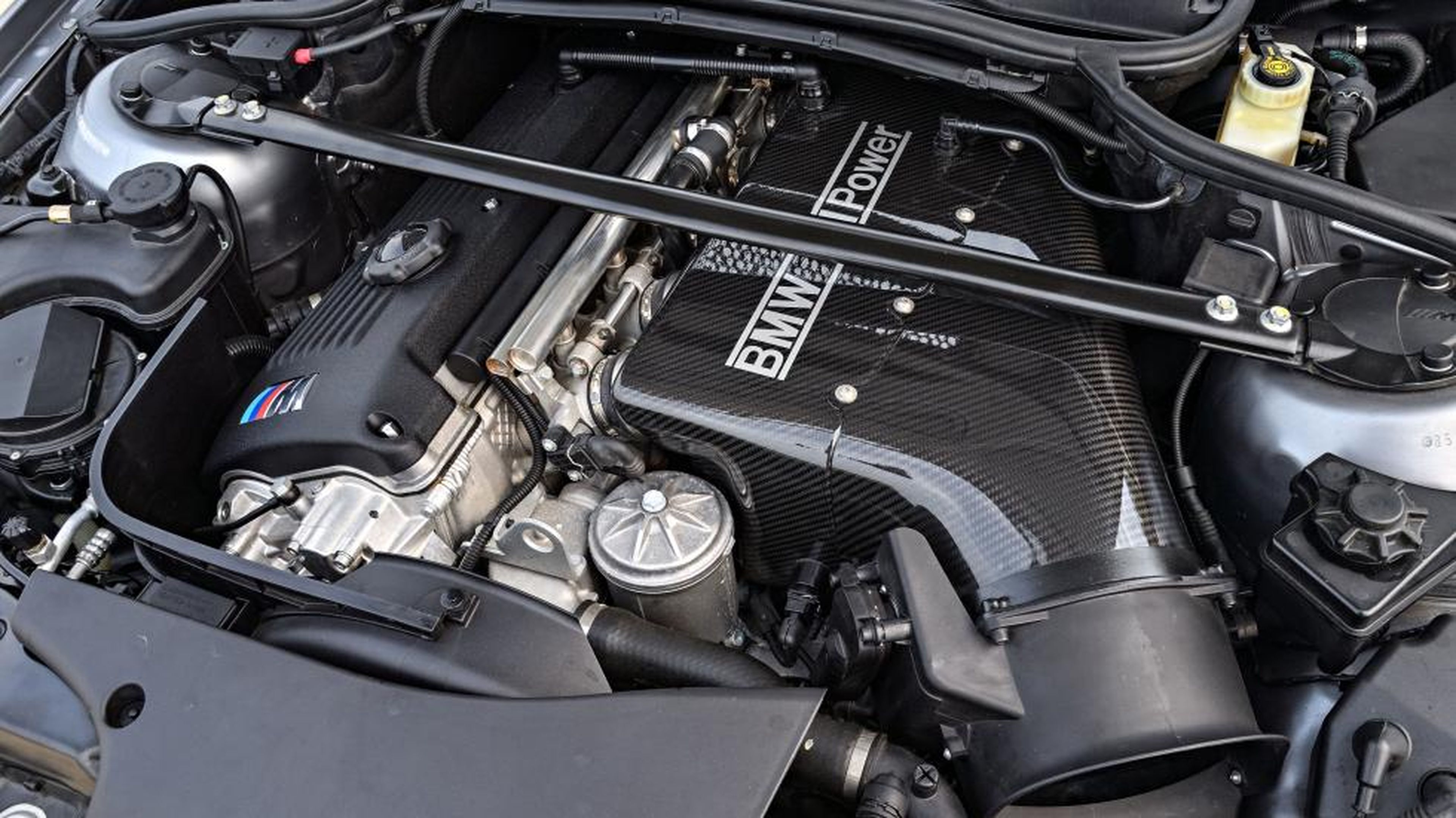 Admisión de fibra de carbono del motor S54B32 del BMW M3 E46 CSL.