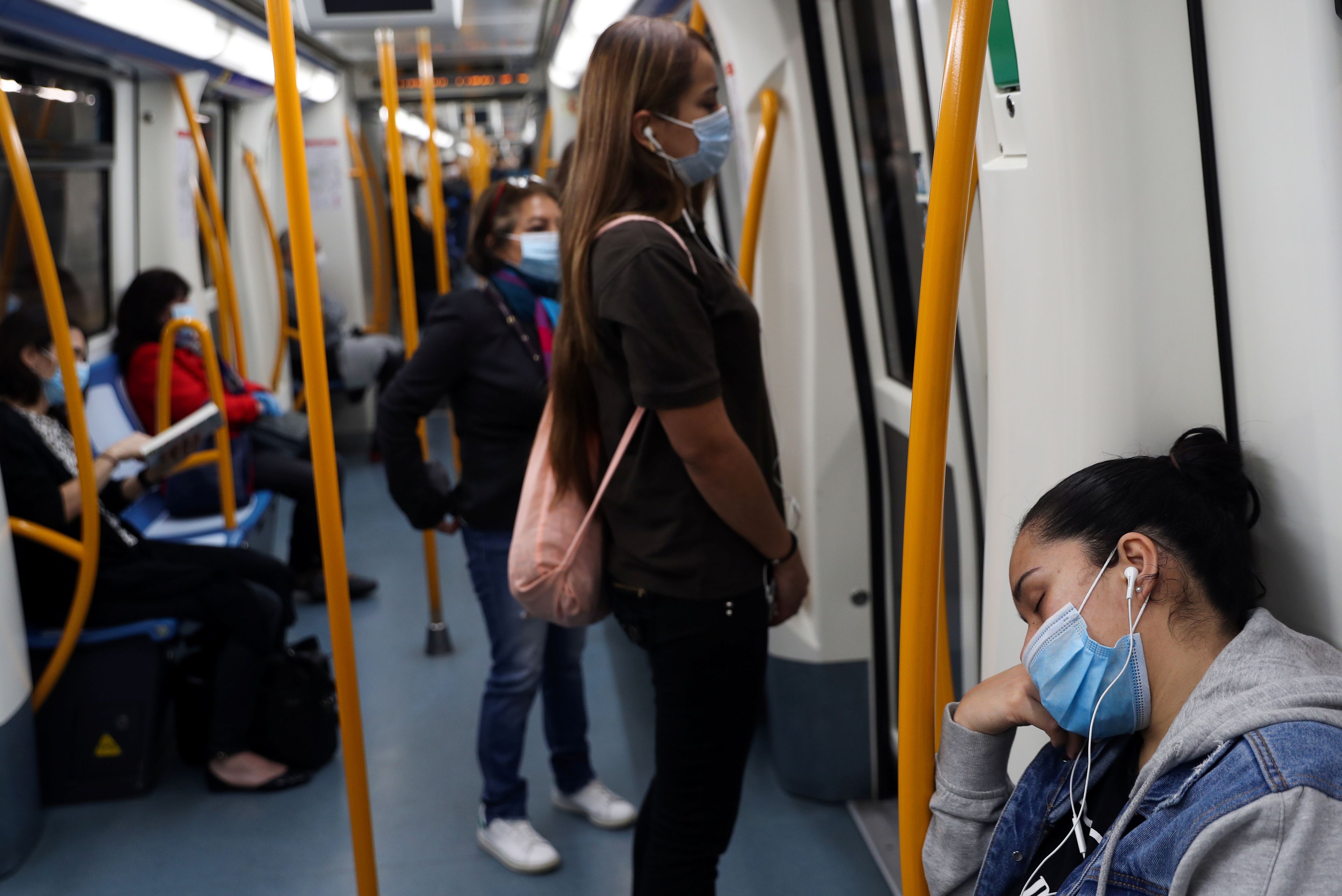 Una chica duerme en un vagón de Metro de Madrid.