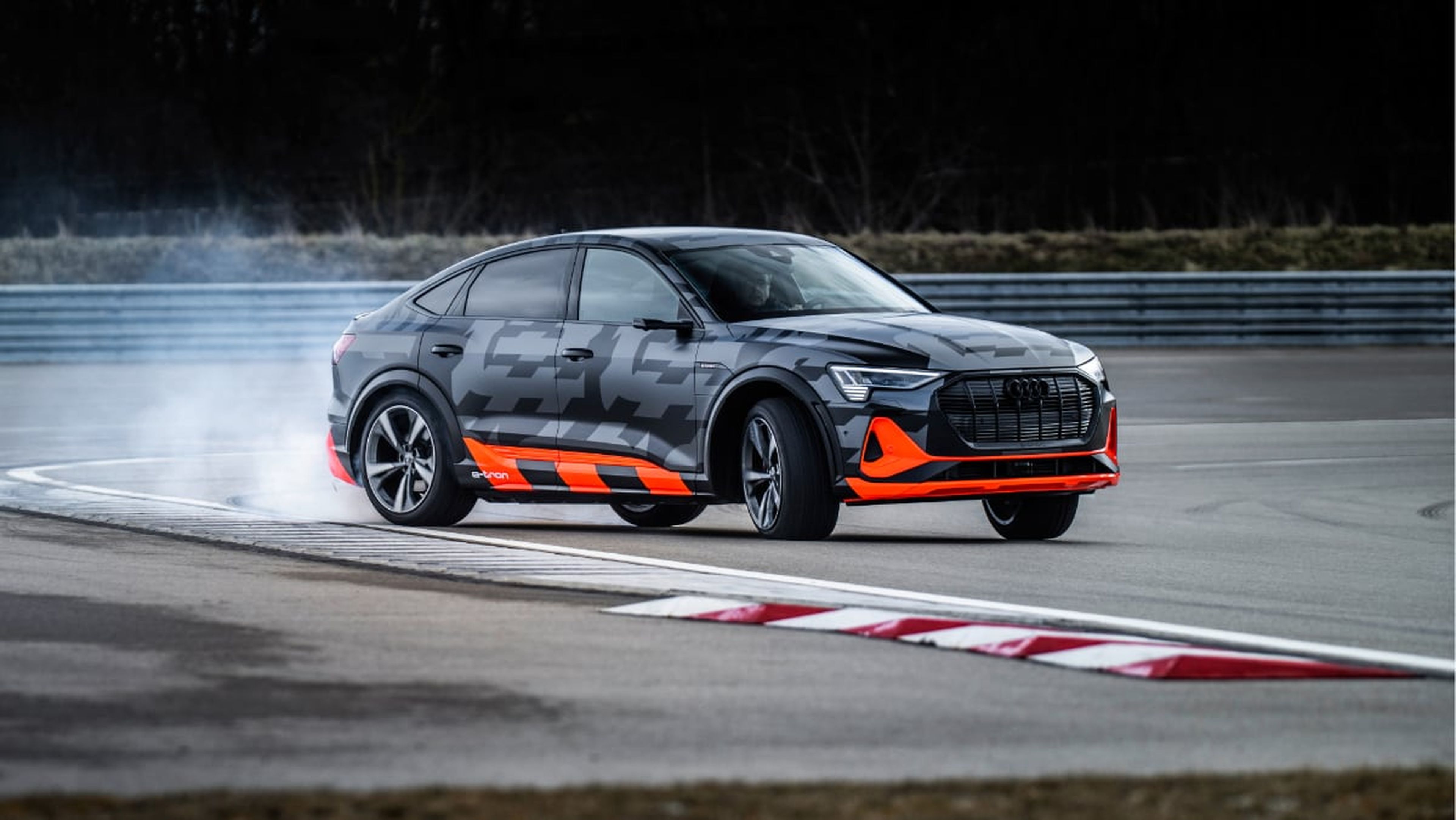 El Audi e-tron S Sportback aún va un paso más allá: equipa un motor eléctrico en el eje delantero y dos en el eje trasero, los cuales aportan los beneficios de un diferencial deportivo