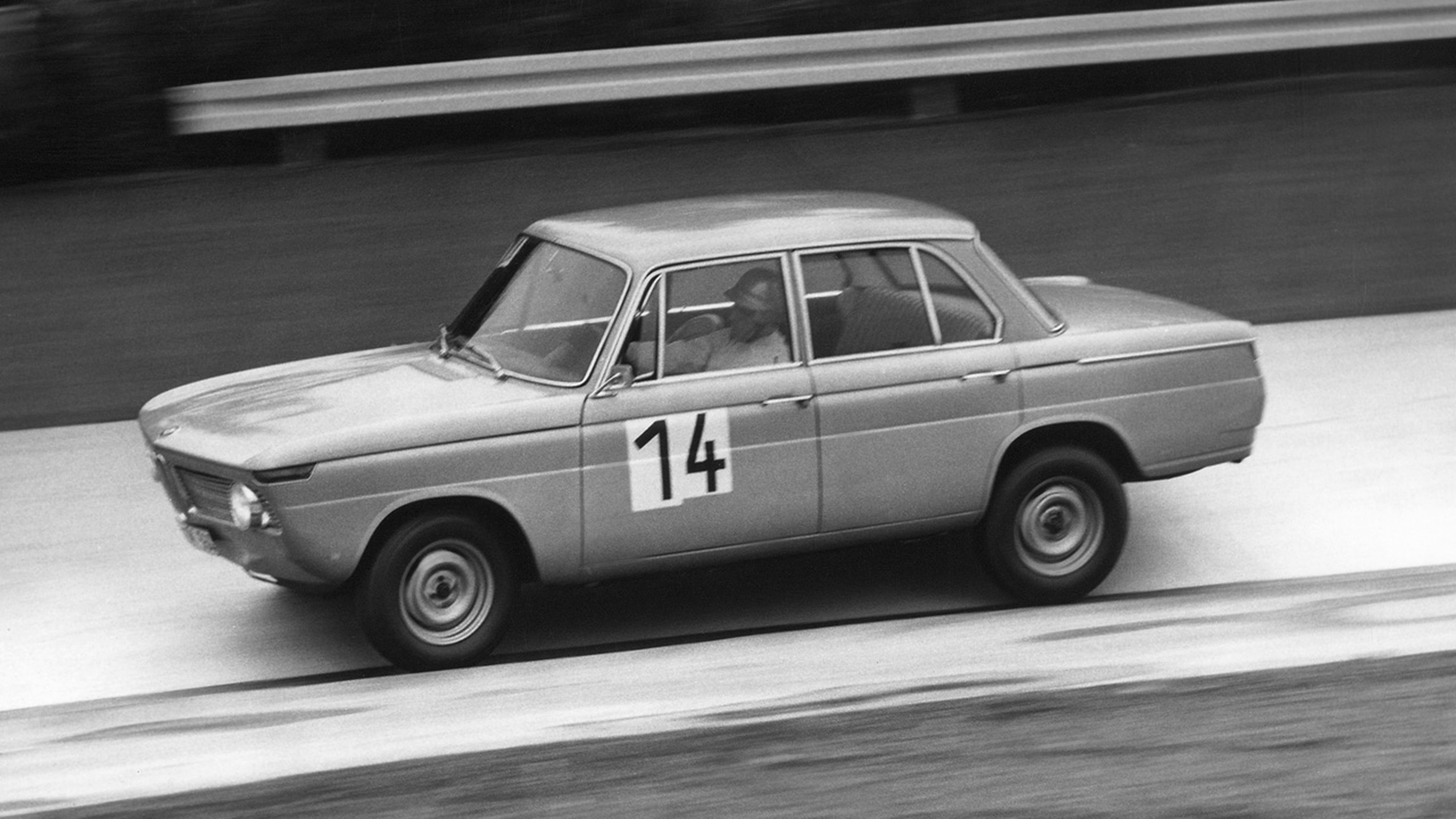 BMW 1800 ti en las 12 Horas de Nürburgring en 1964. ¡Con asientos traseros en carrera! Foto: BMW