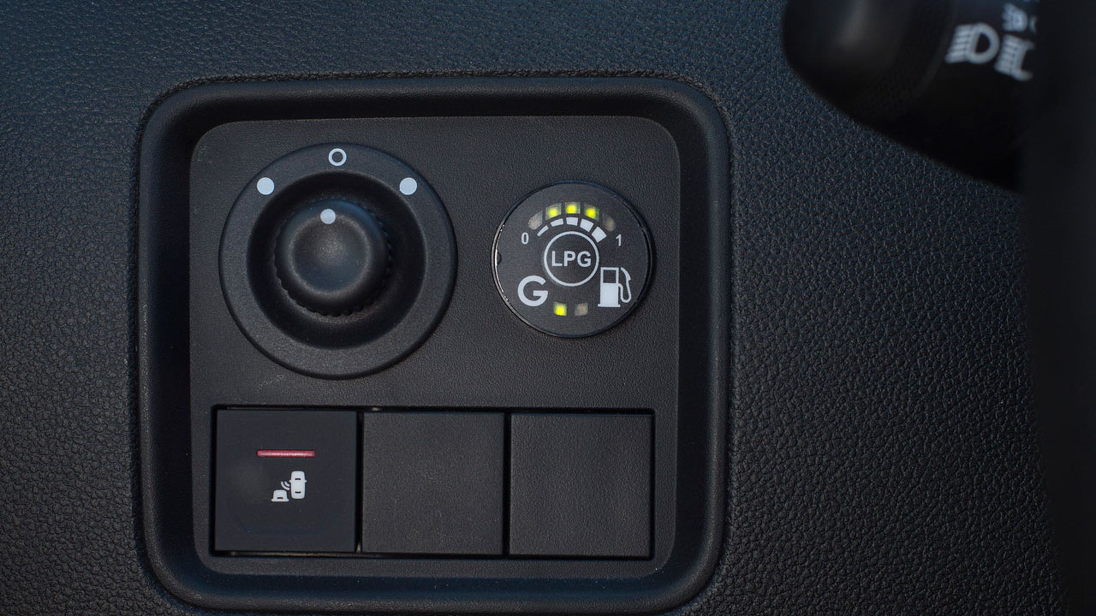 Con este botón puedes cambiar manualmente entre ambos combustibles