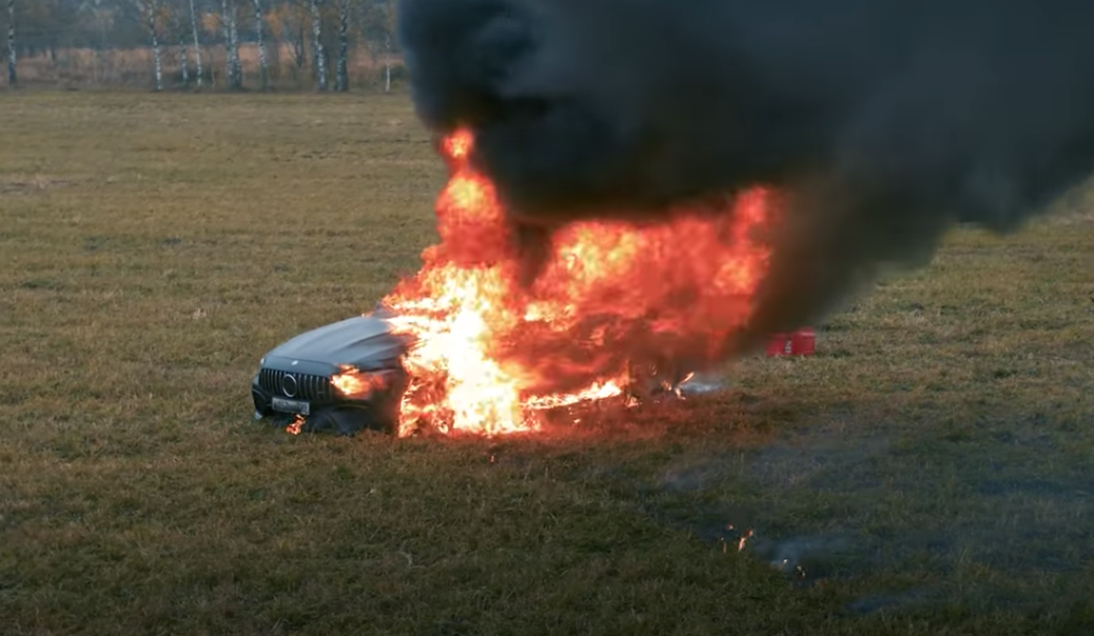 Youtuber ruso quema Mercedes en directo