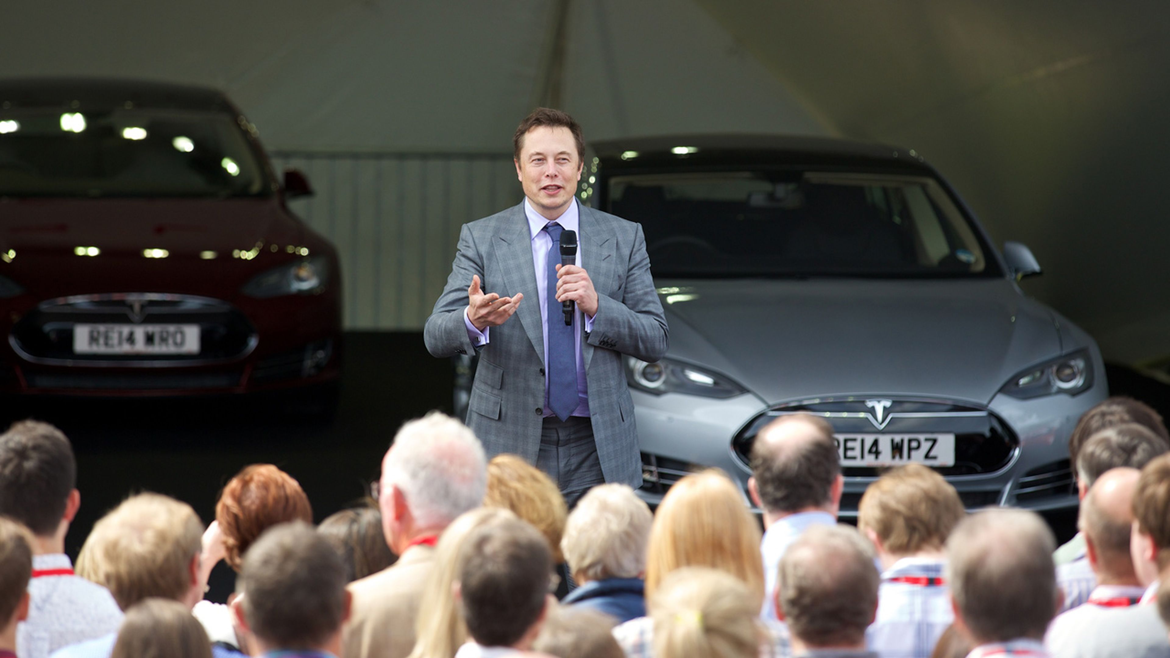 Elon Musk durante el lanzamiento del Model S con volante a la derecha
