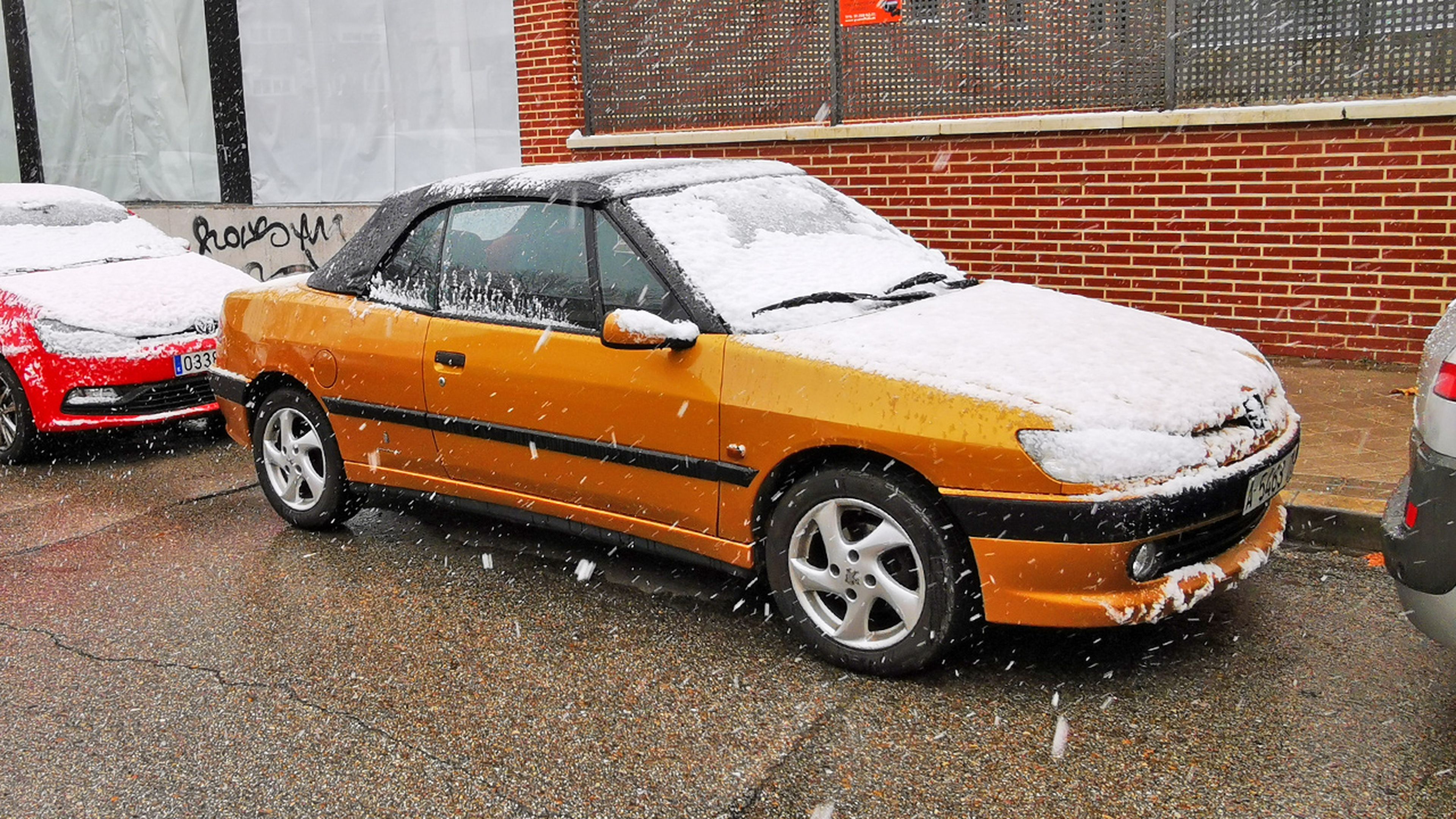 Hielo y nieve en el parabrisas de un Peugeot 306 Cabriolet