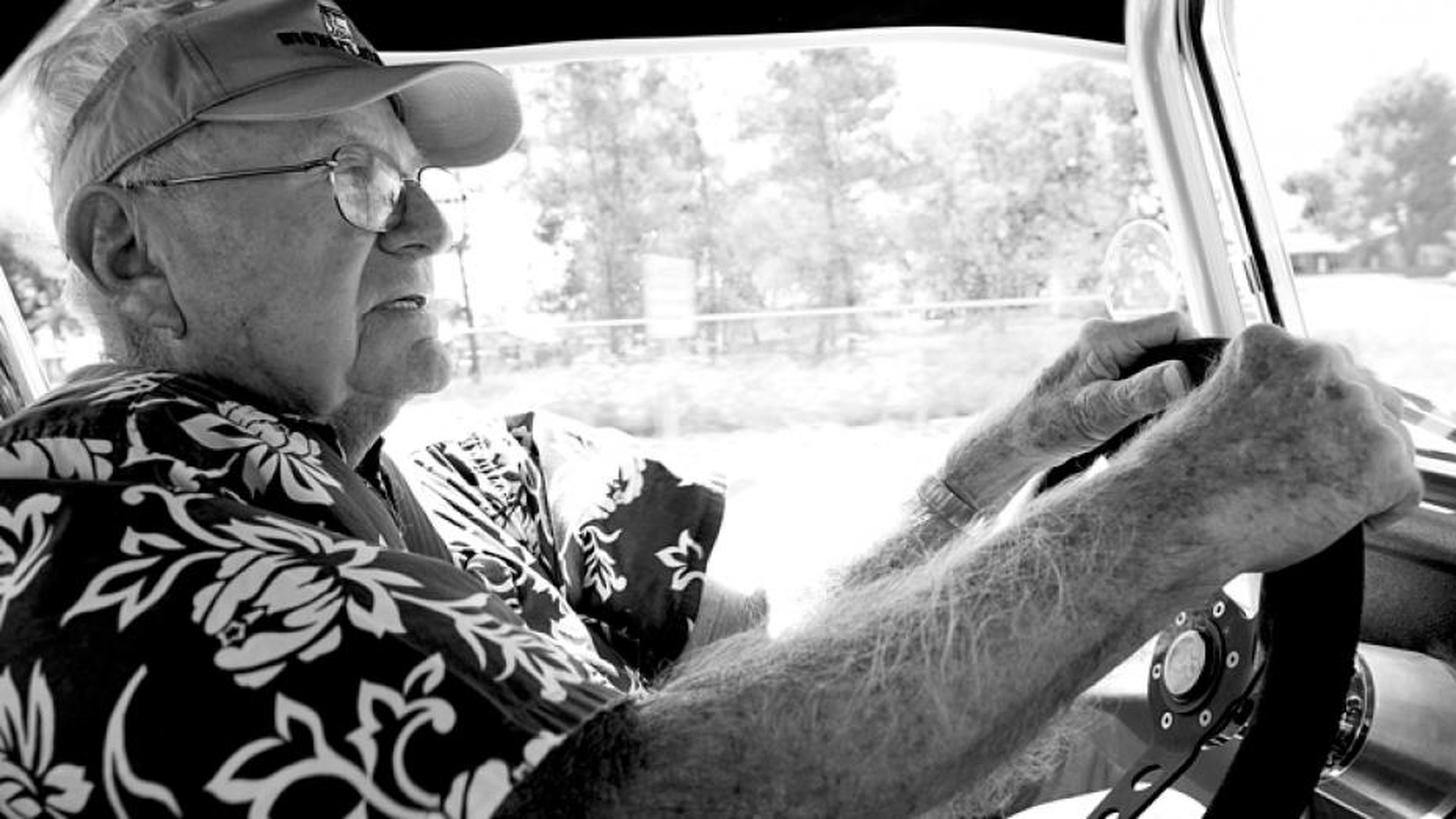 Bruce Meyers al volante de un Meyers Manx. Foto: Robert Yager