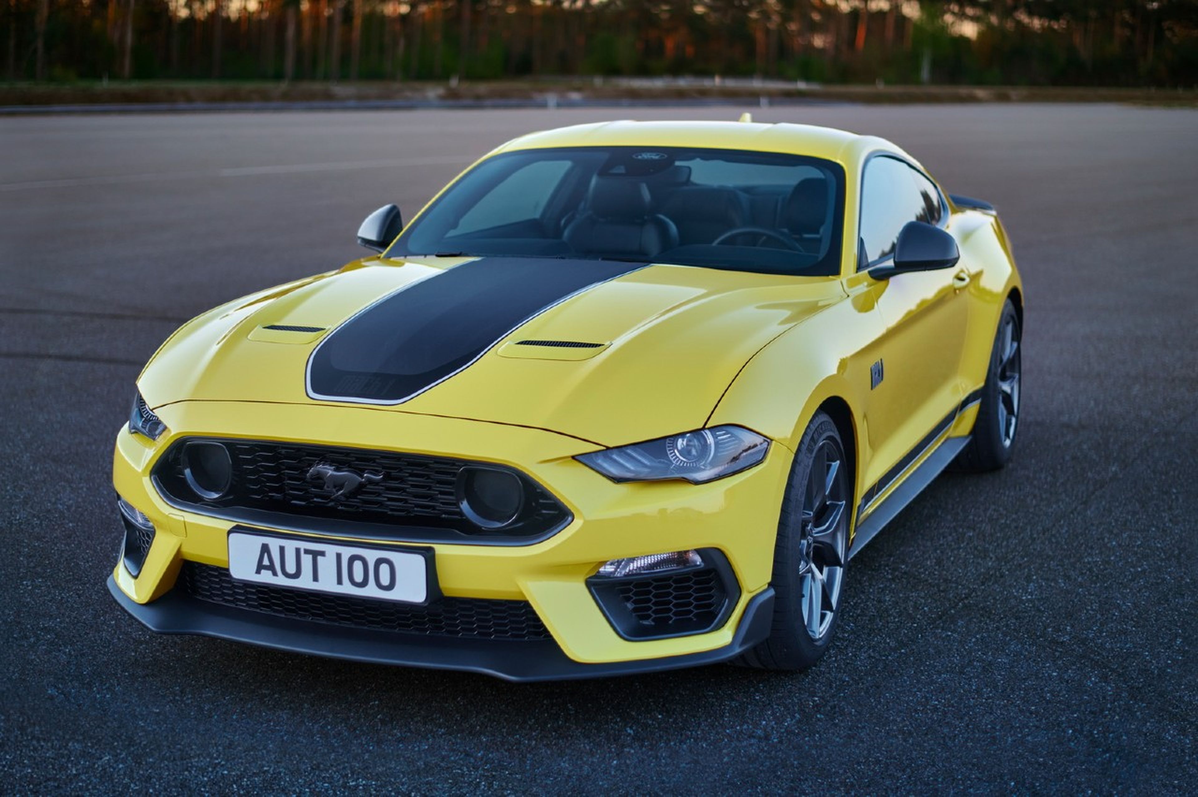 2021 Ford Mustang Mach-1 amarillo
