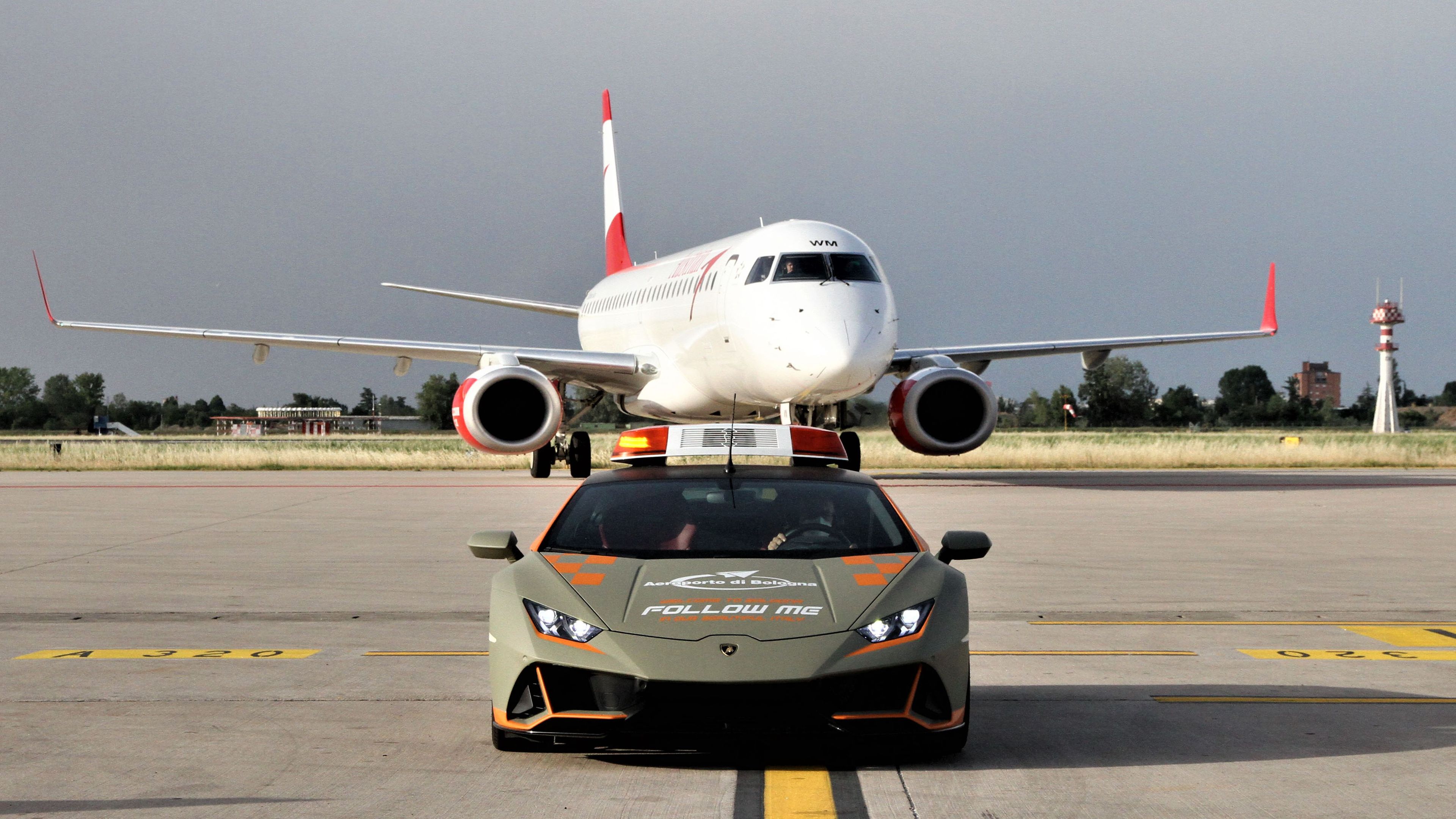 Lamborghini Huracán Evo en el aeropuerto de Bolonia