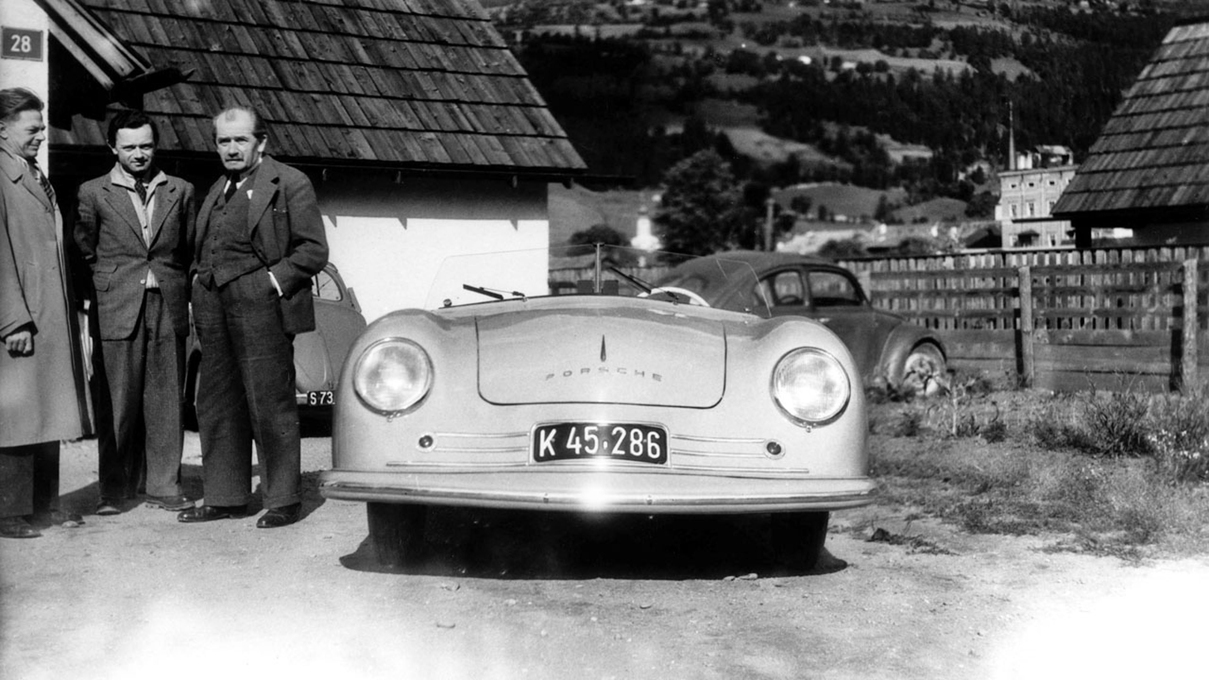Erwin Komenda (izda.), Ferry Porsche (centro) y Ferdinand Porsche con el Number 1 en Gmünd, Austria, en 1948. Foto: Porsche