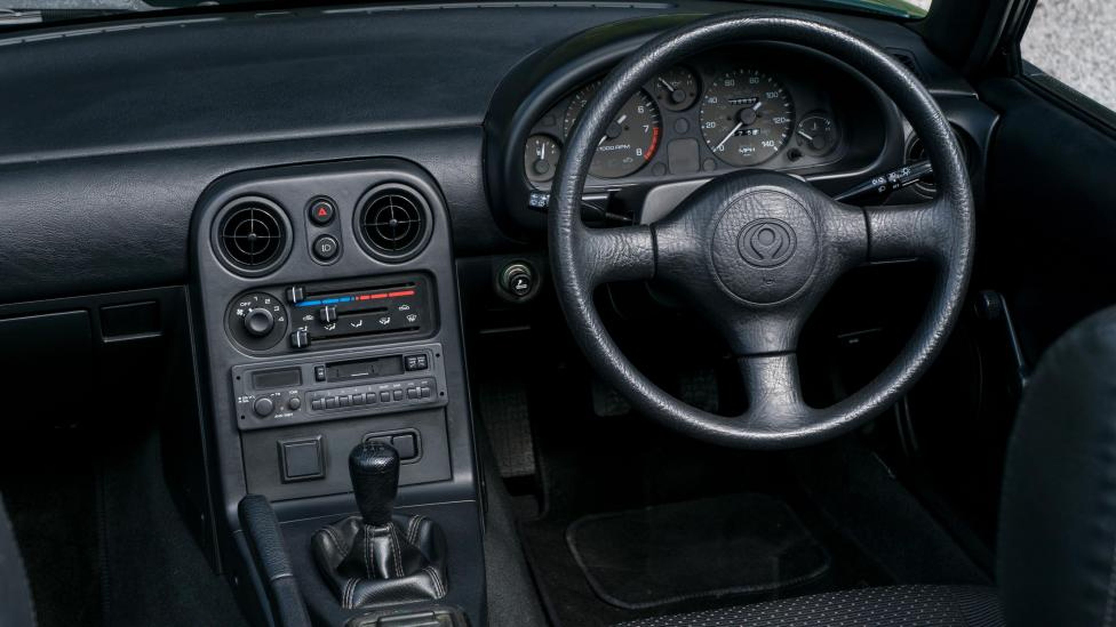 Mazda MX-5 (NA) interior