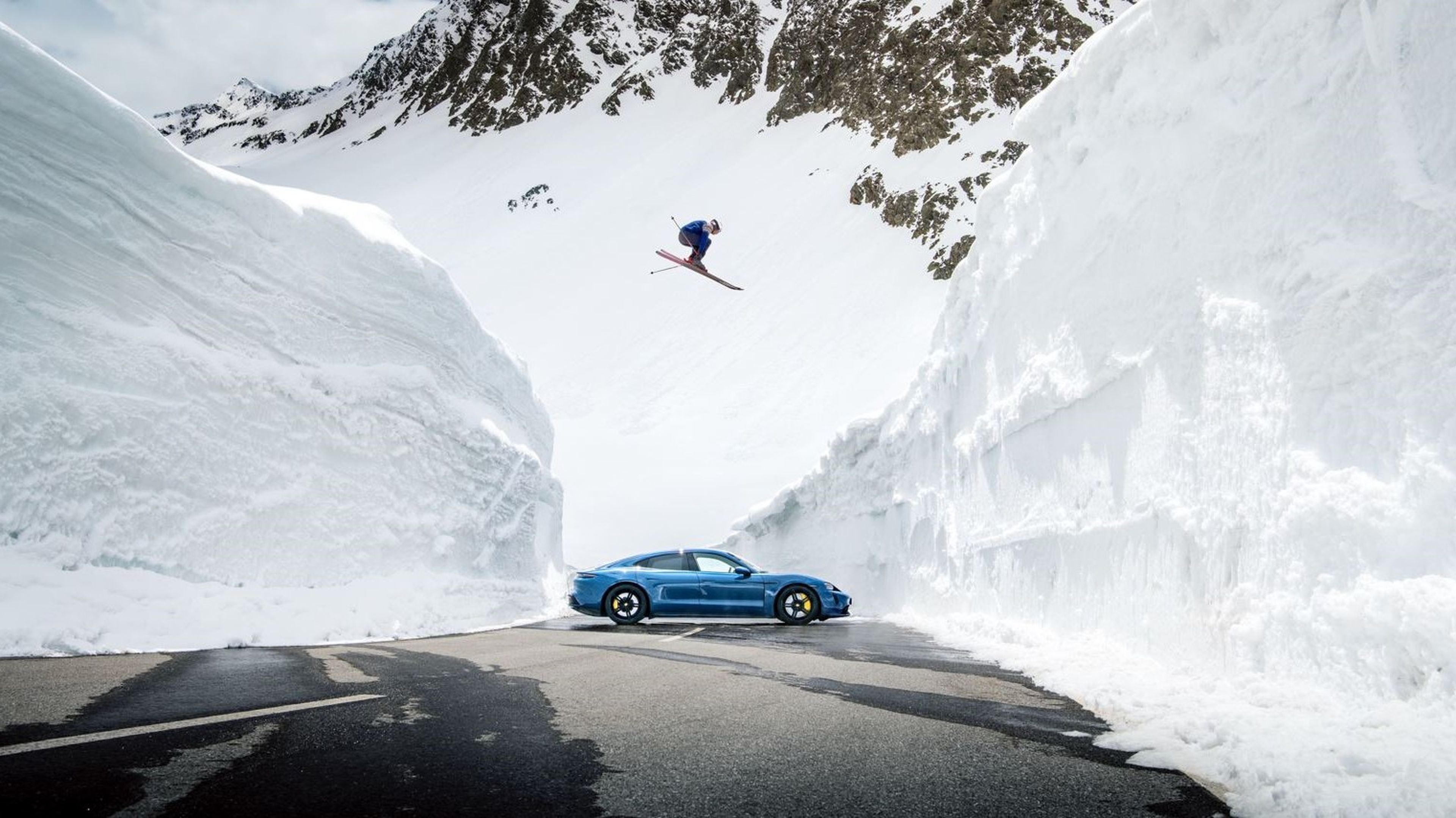 Reinterpretación de la foto 'El Salto', con un esquiador saltando sobre un Porsche Taycan. (Foto: Porsche)