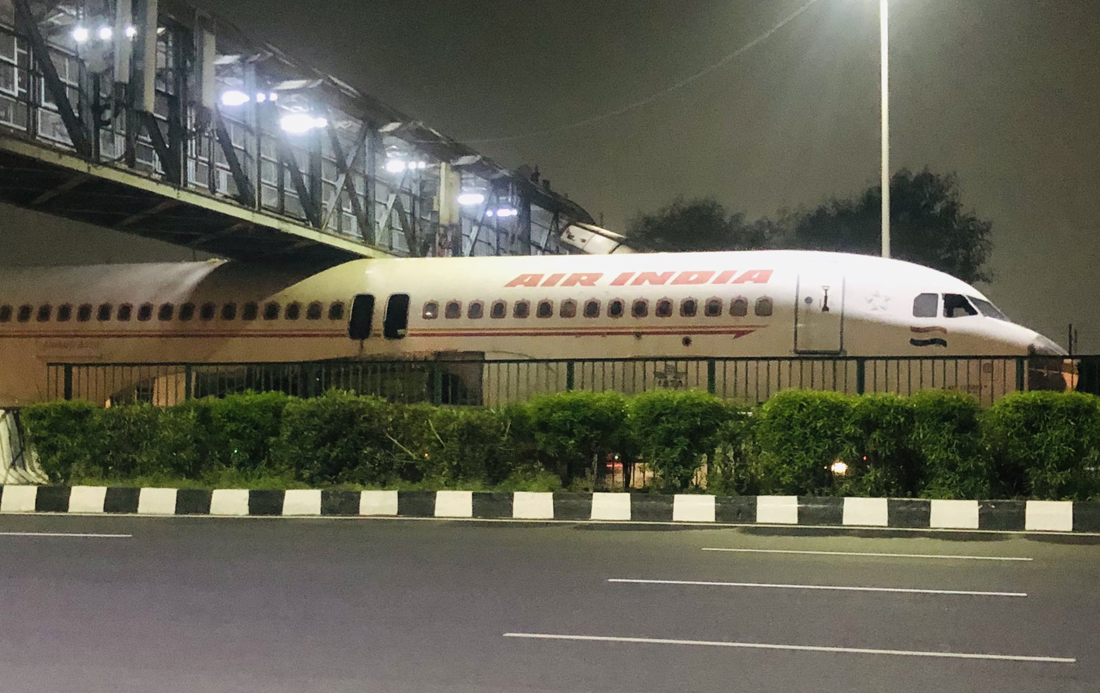 Avión atascado bajo un puente en la India