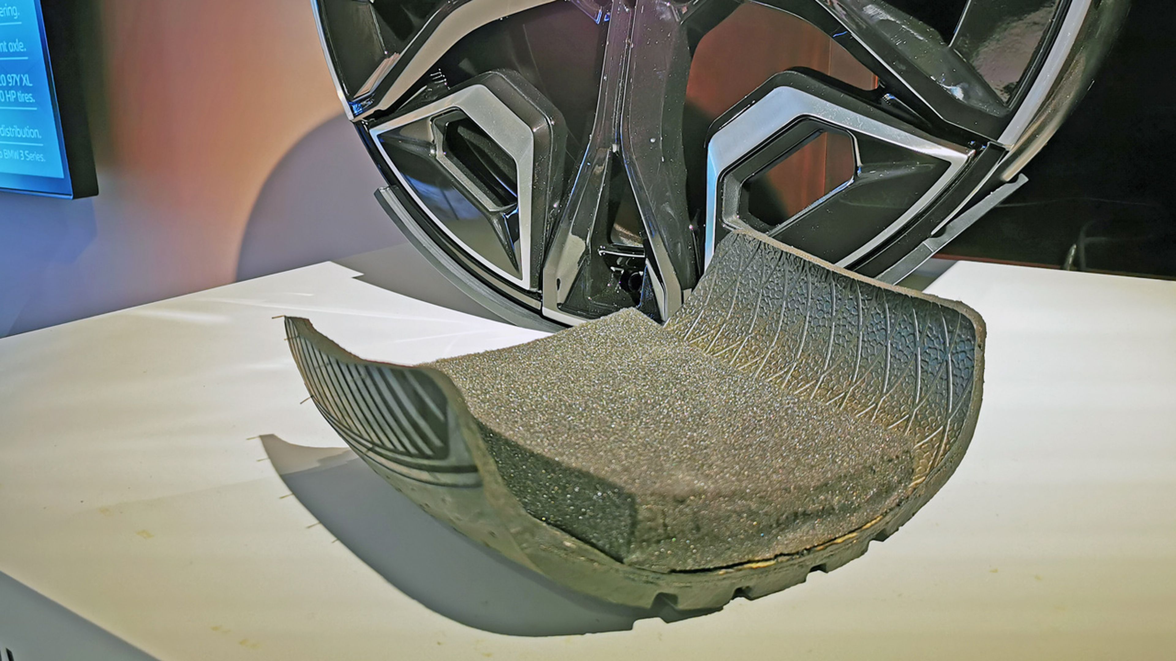 Neumáticos acústicos con foam del BMW iX 2022