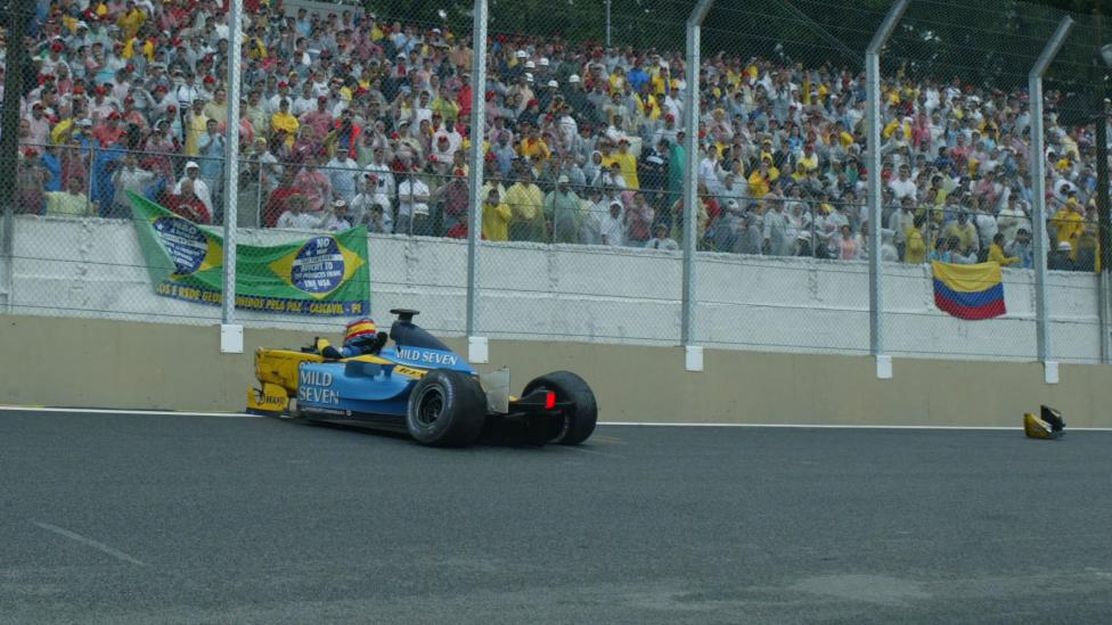 El Renault de Fernando Alonso, momentos después del fuerte accidente.