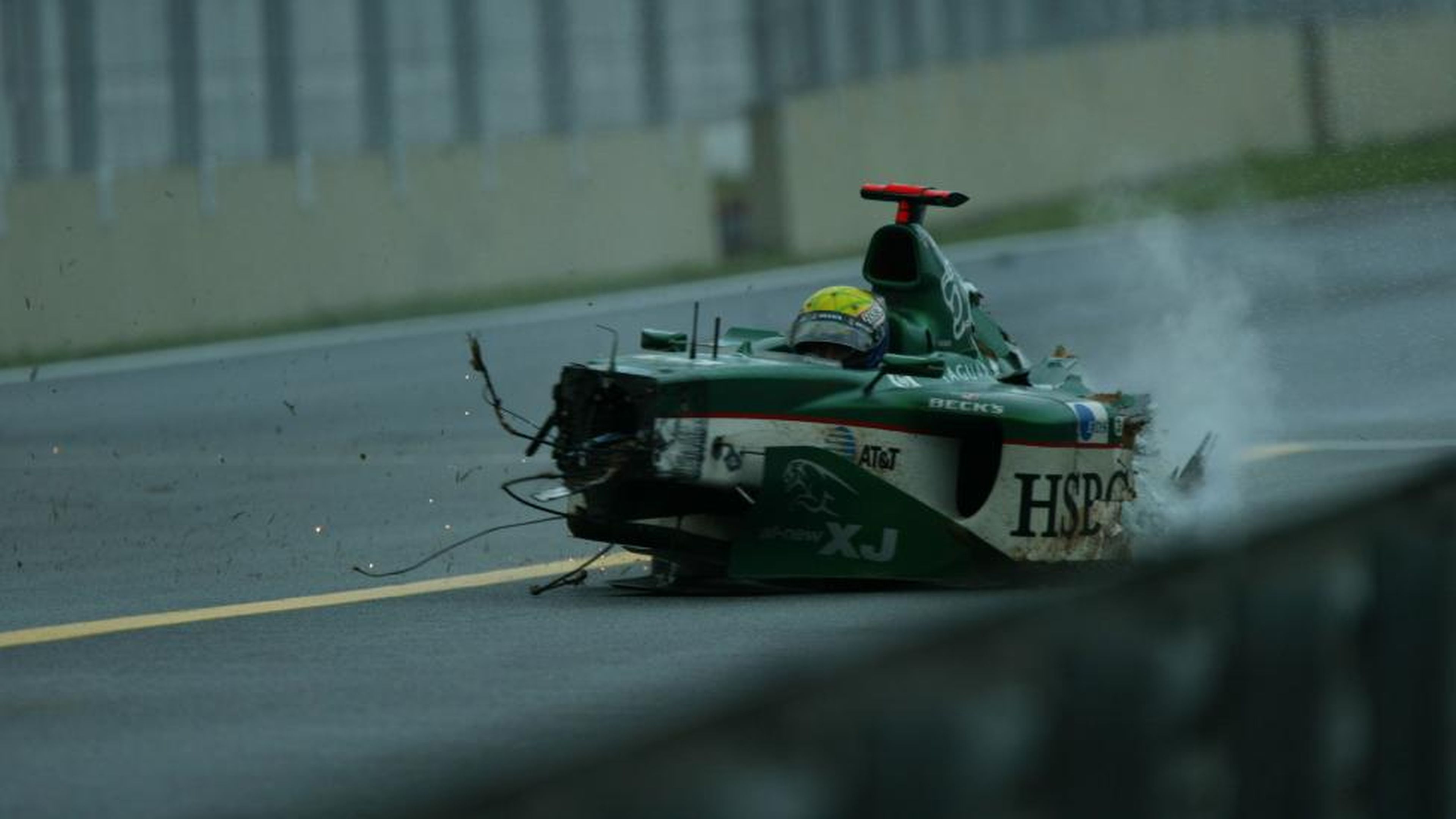 El Jaguar de Webber, destrozado tras el golpe.
