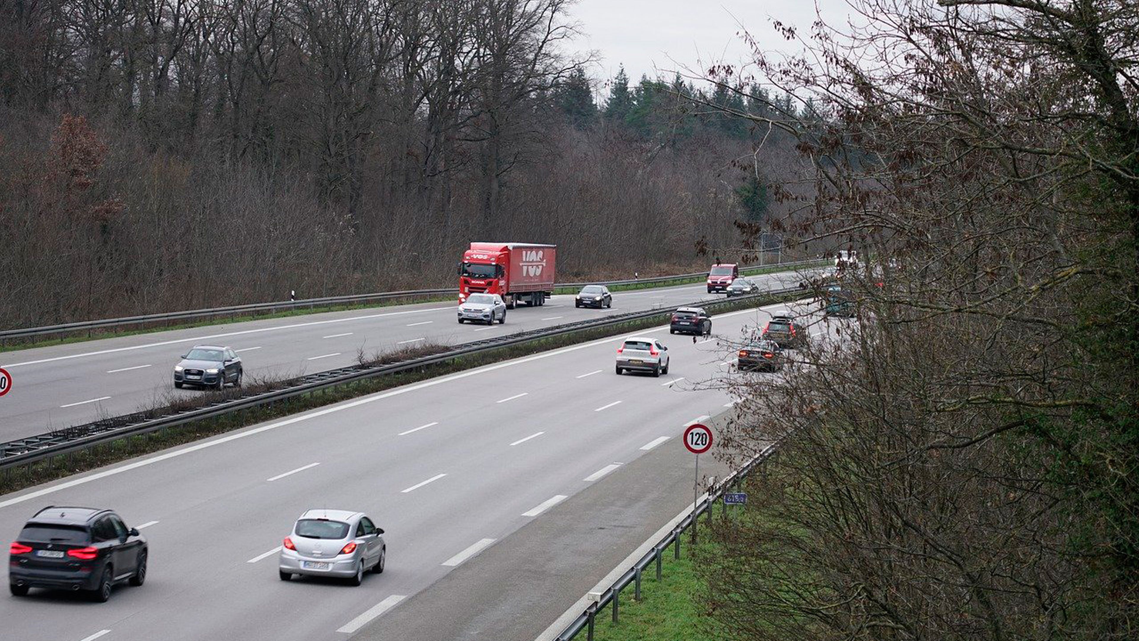 Autopista alemana (autobahn) con límite de velocidad