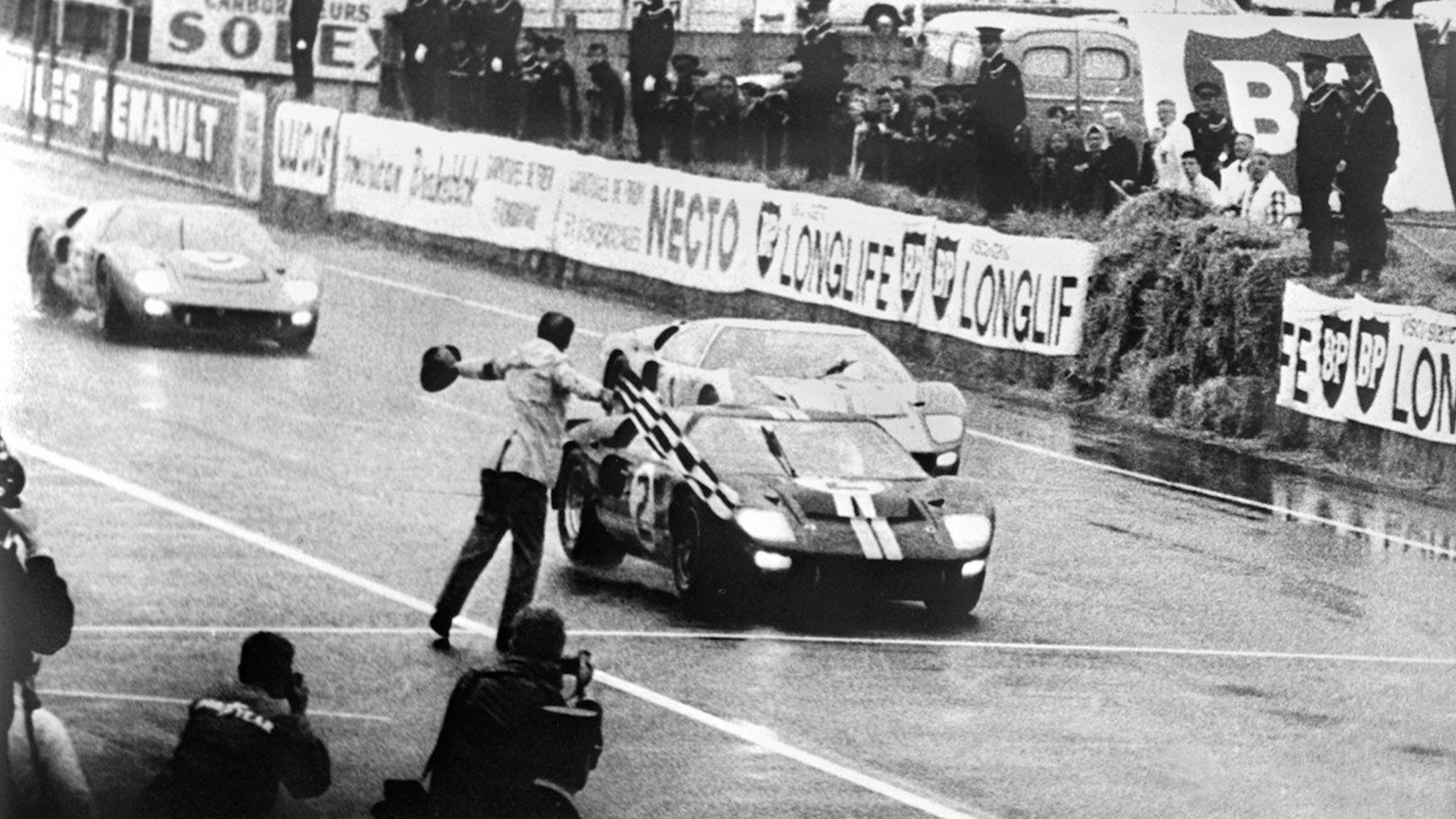 Tres Ford GT40 en la meta de Le Mans, 1966.