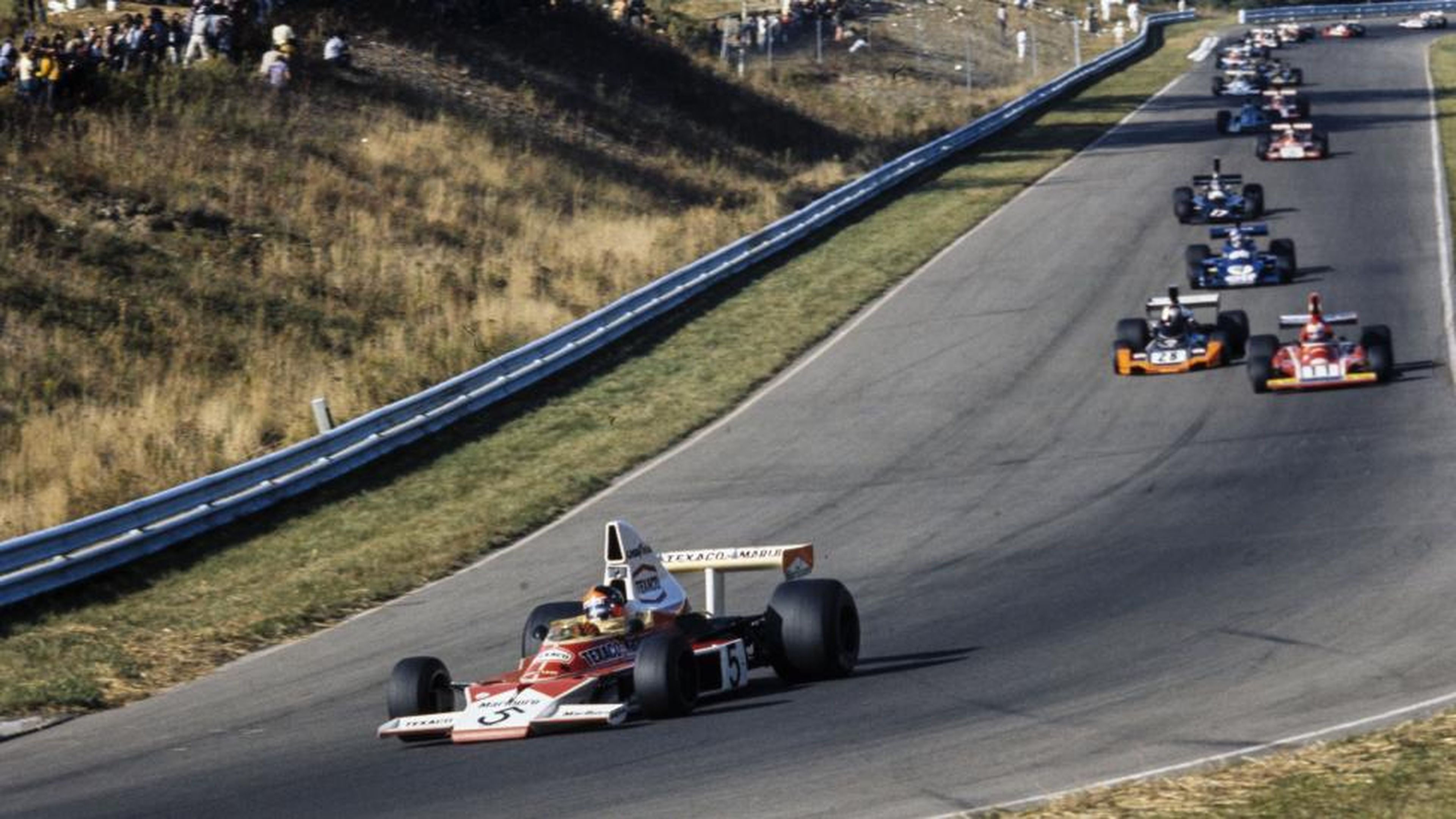 Emerson Fittipaldi sobre su McLaren Ford-Cosworth, 1974.