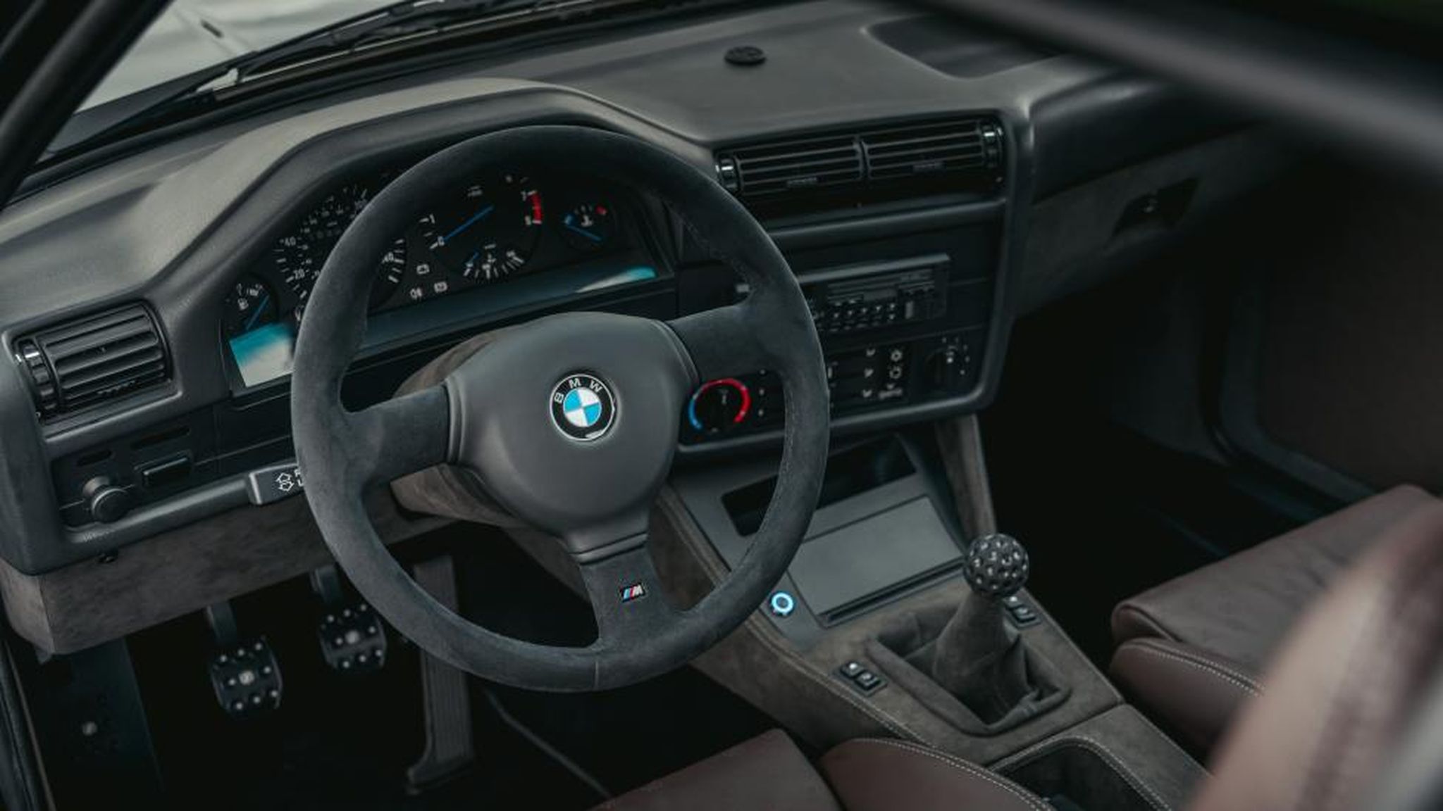 Interior del BMW M3 E30 restomod de Redux.