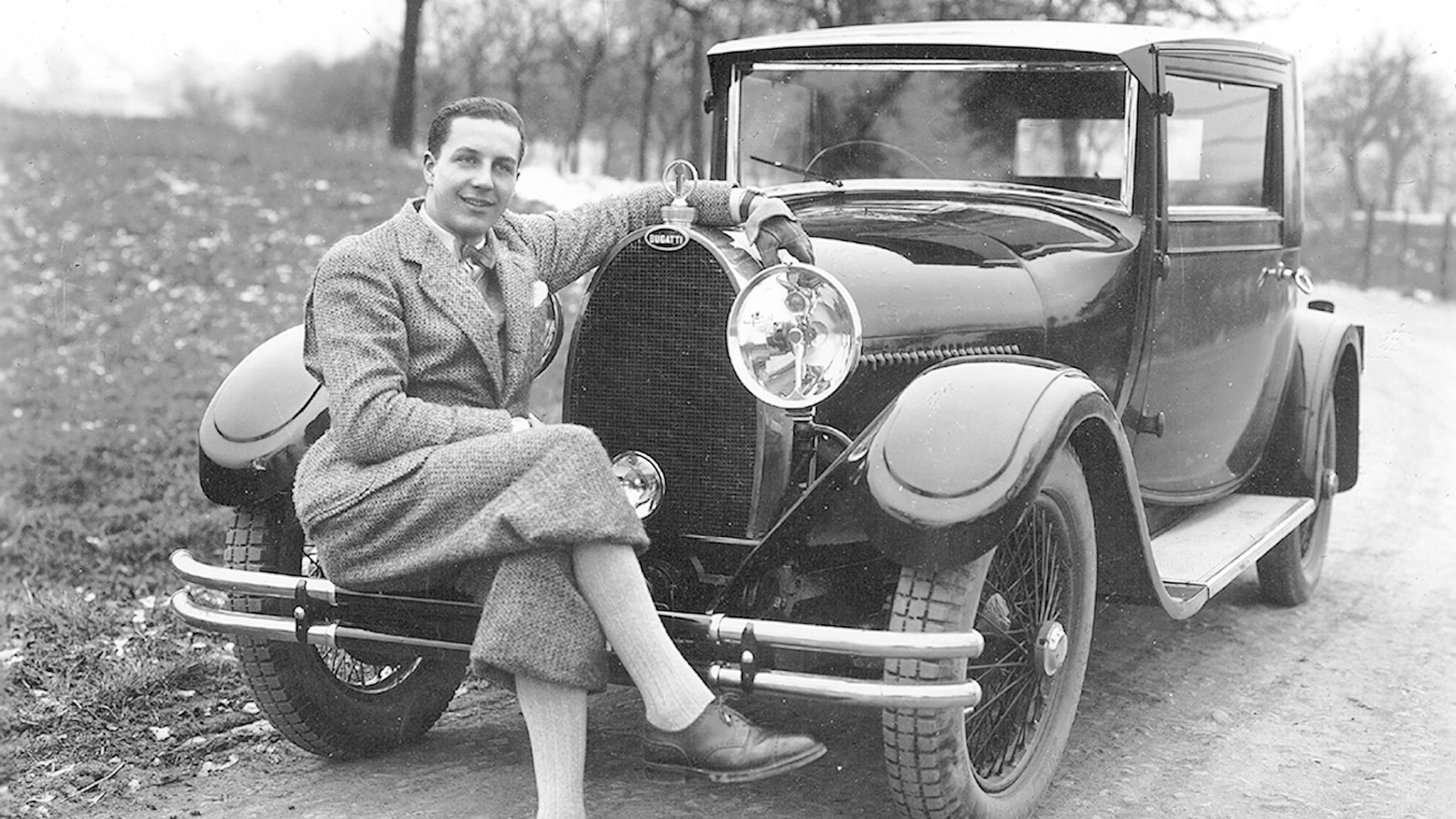 Jean Bugatti, junto a uno de los coches de la marca.