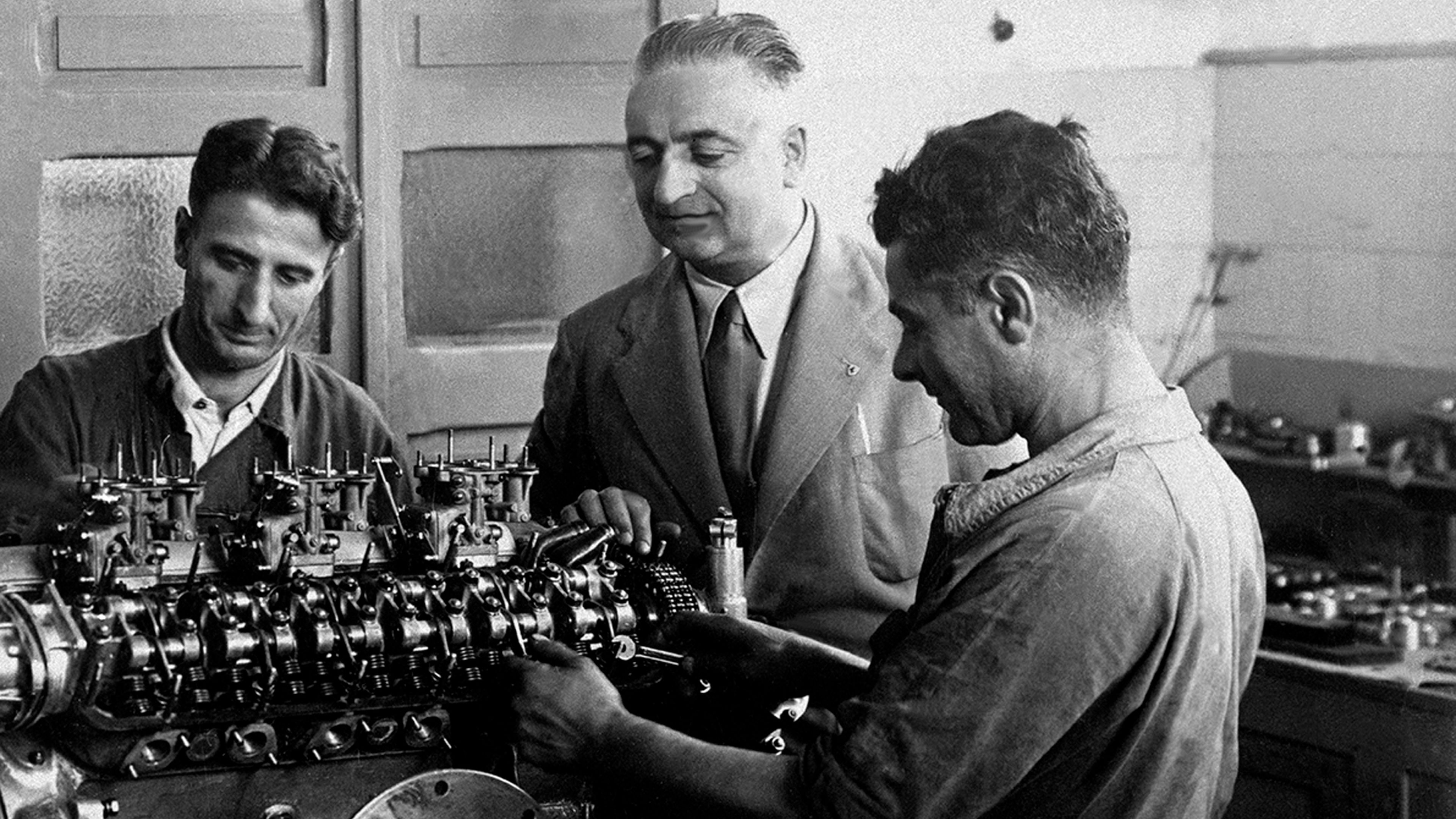 Enzo Ferrari supervisa la construcción de un motor V12.