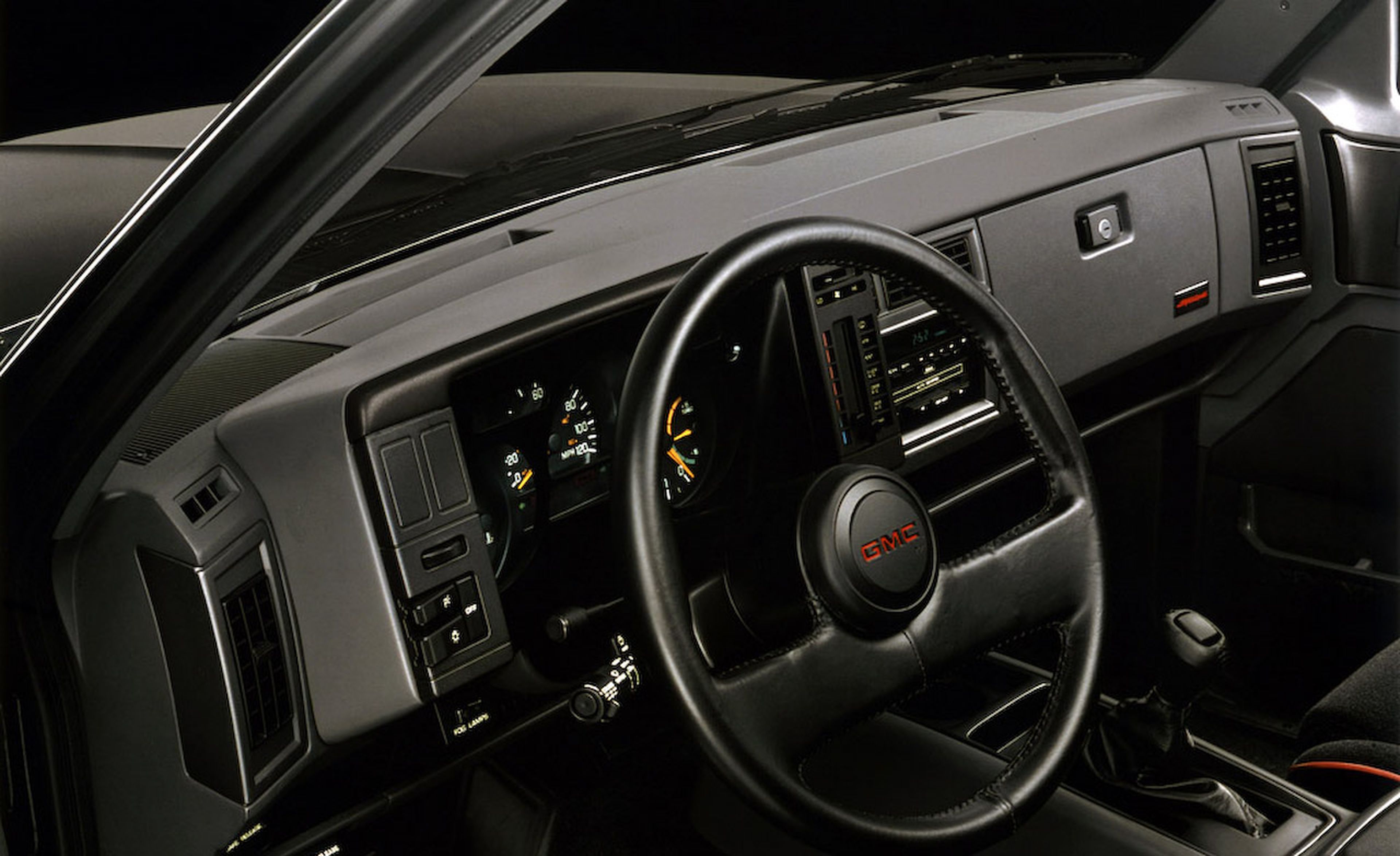 El interior del Syclone recibía detalles como asientos deportivos, volante de cuero y los relojes del Pontiac Sunbird Turbo.