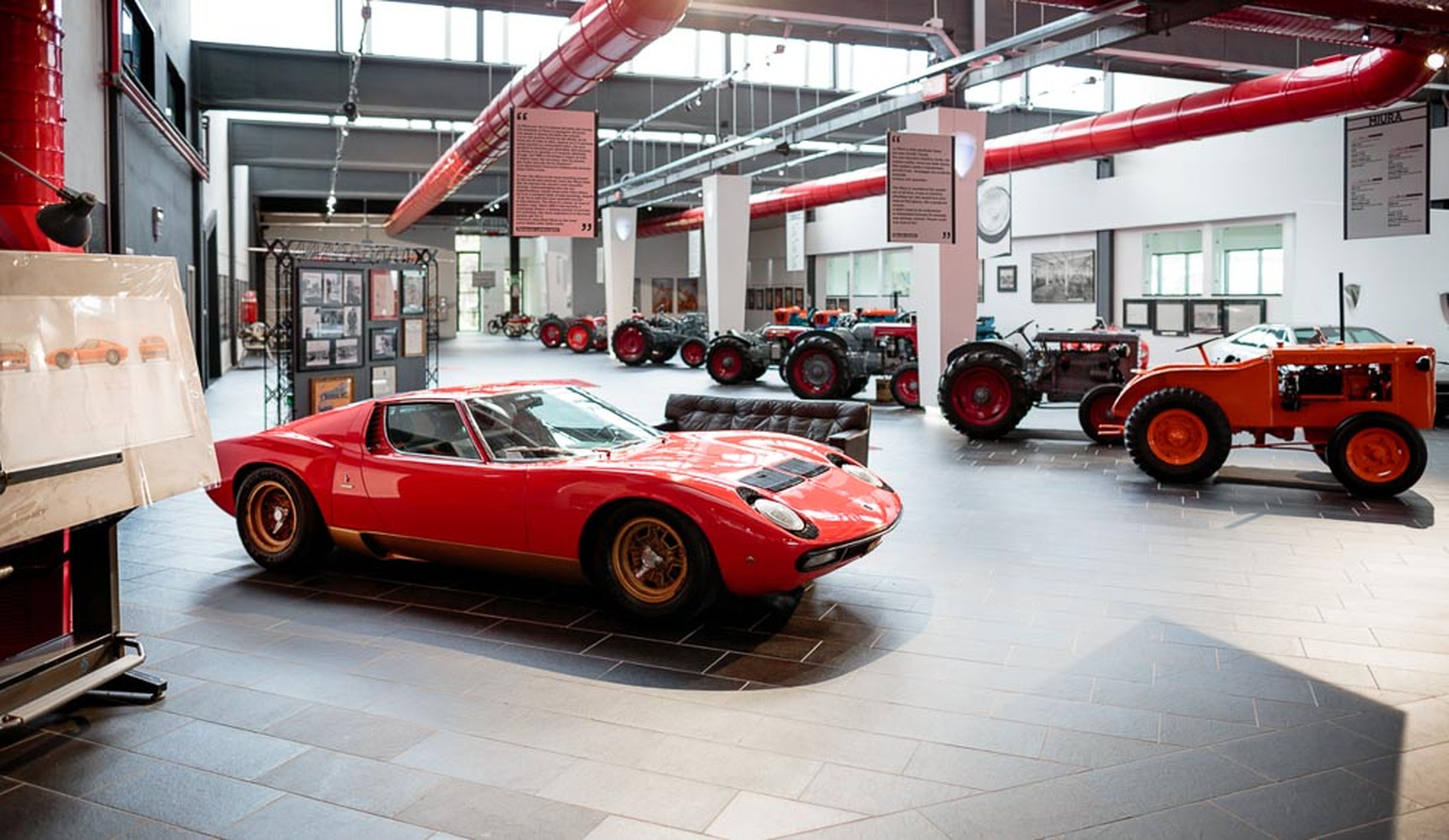 Museo de Ferruccio Lamborghini, con tractores de la marca.