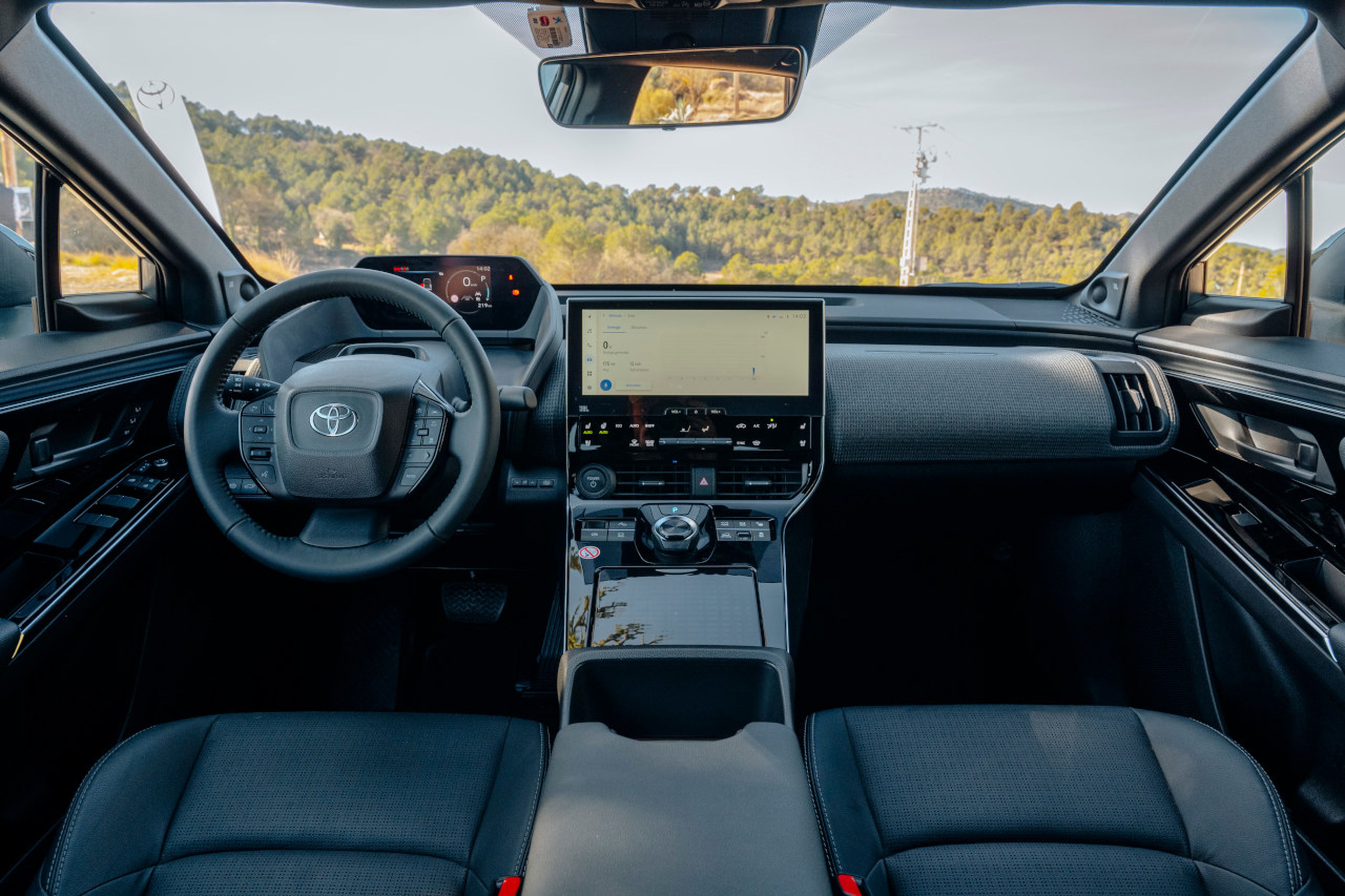 Así es el interior del Toyota bZ4X. El volante y la instrumentación conforman un conjunto que recuerda al i-Cockpit de Peugeot